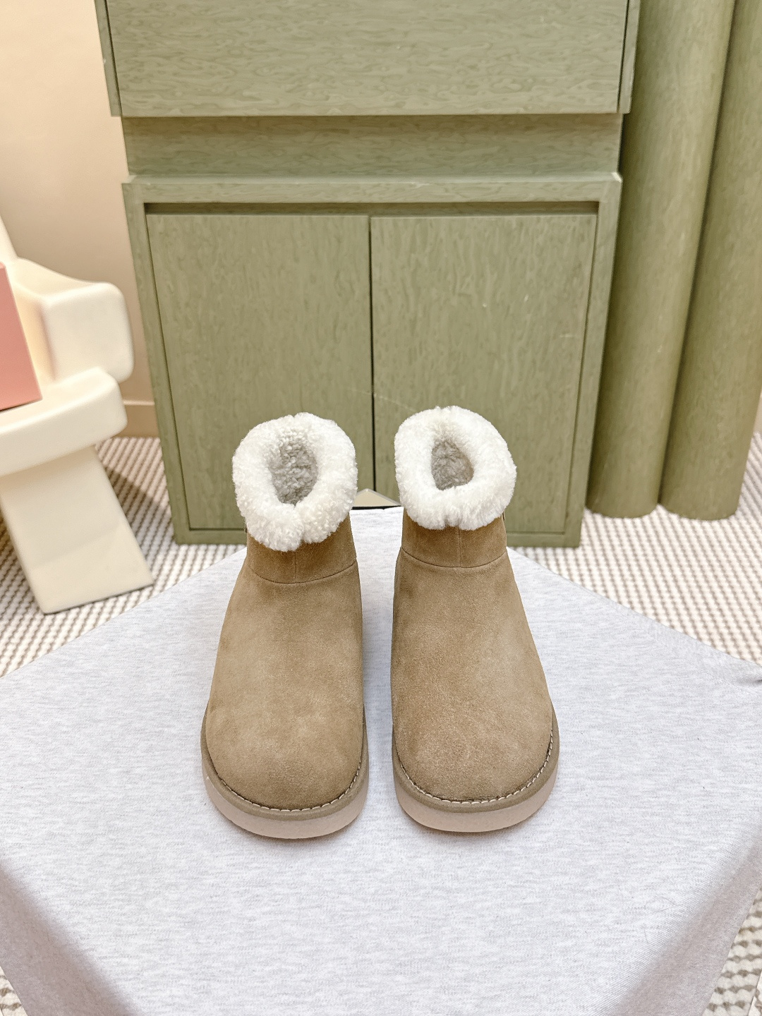 NO:544861,Purchase grade｜D0077MiuMiu 25ss autumn and winter catwalk wool short boots snow boots fur shoes often appear on the covers of major fashion magazines·Everyone stars and bloggers of Xiaohongshu are all favorites. The strap design makes you look more elegant, and the one that is amazing to your feet. You won’t regret it when you close your eyes. It is very comfortable and stable to wear. It is salty and sweet when you match it (ZP developed hardware, customized colors) The upper is imported high mercerized beef velvet inner lining imported wool sole ZP open mold sole Size#35-41 (40 41 customized without return or exchange), snow boots, miumiu, boots19860909代购级｜D0077MiuMiu 缪缪 25ss秋冬走秀款 羊毛小短靴雪地靴毛毛鞋 经常出现在各大时装杂志封面·各路明星、小红书博主都有钟爱 搭配绑带设计更显优雅,上脚尤为惊艳到你的一款 闭眼入都是不会后悔·上脚非常舒服超级稳·搭配还是可咸可甜（ZP开发五金、订制颜色） 鞋面进口高丝光牛反绒 内里进口羊毛内里 鞋底ZP开模大底 Size#35-41（40 41订做不退换）,雪地靴,miumiu,boots,Women's Shoes