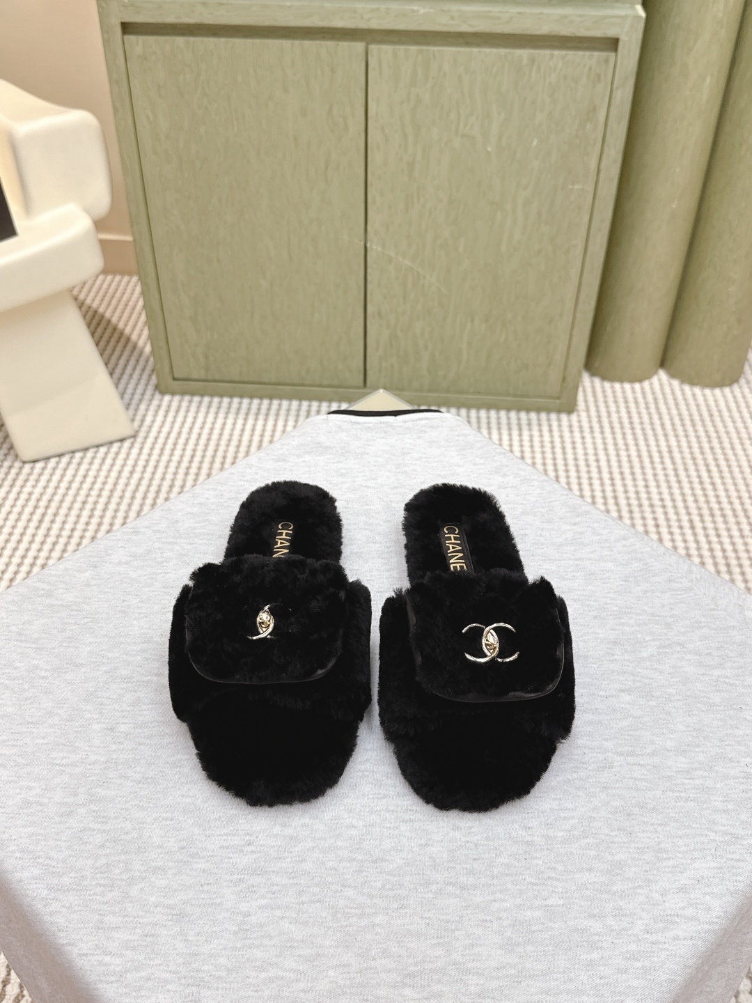 上新|D1172🦁Chanel 经典四季双C毛毛拖鞋!这款毛拖真的是真太可爱了~
柔软蓬松的毛毛,舒服暖脚! 增高显腿长!
秋冬搭配袜子休闲又慵懒 上脚真的好看又时髦!美腻美爆了!
进口羊毛,手感细腻柔软丝滑 Eva发泡大底
Size:#35-39(40/41定制)