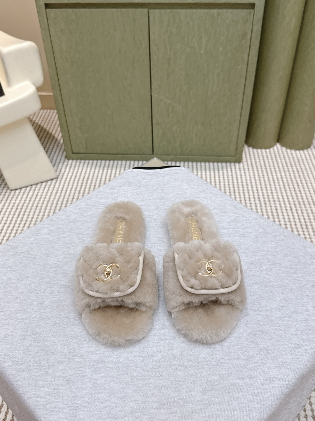 上新|D1172🦁Chanel 经典四季双C毛毛拖鞋!这款毛拖真的是真太可爱了~
柔软蓬松的毛毛,舒服暖脚! 增高显腿长!
秋冬搭配袜子休闲又慵懒 上脚真的好看又时髦!美腻美爆了!
进口羊毛,手感细腻柔软丝滑 Eva发泡大底
Size:#35-39(40/41定制)