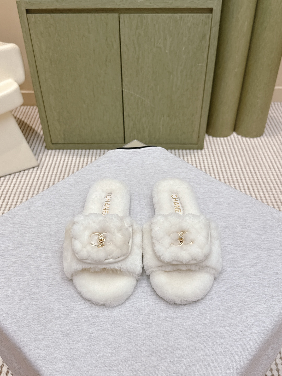 上新|D1172🦁Chanel 经典四季双C毛毛拖鞋!这款毛拖真的是真太可爱了~
柔软蓬松的毛毛,舒服暖脚! 增高显腿长!
秋冬搭配袜子休闲又慵懒 上脚真的好看又时髦!美腻美爆了!
进口羊毛,手感细腻柔软丝滑 Eva发泡大底
Size:#35-39(40/41定制)