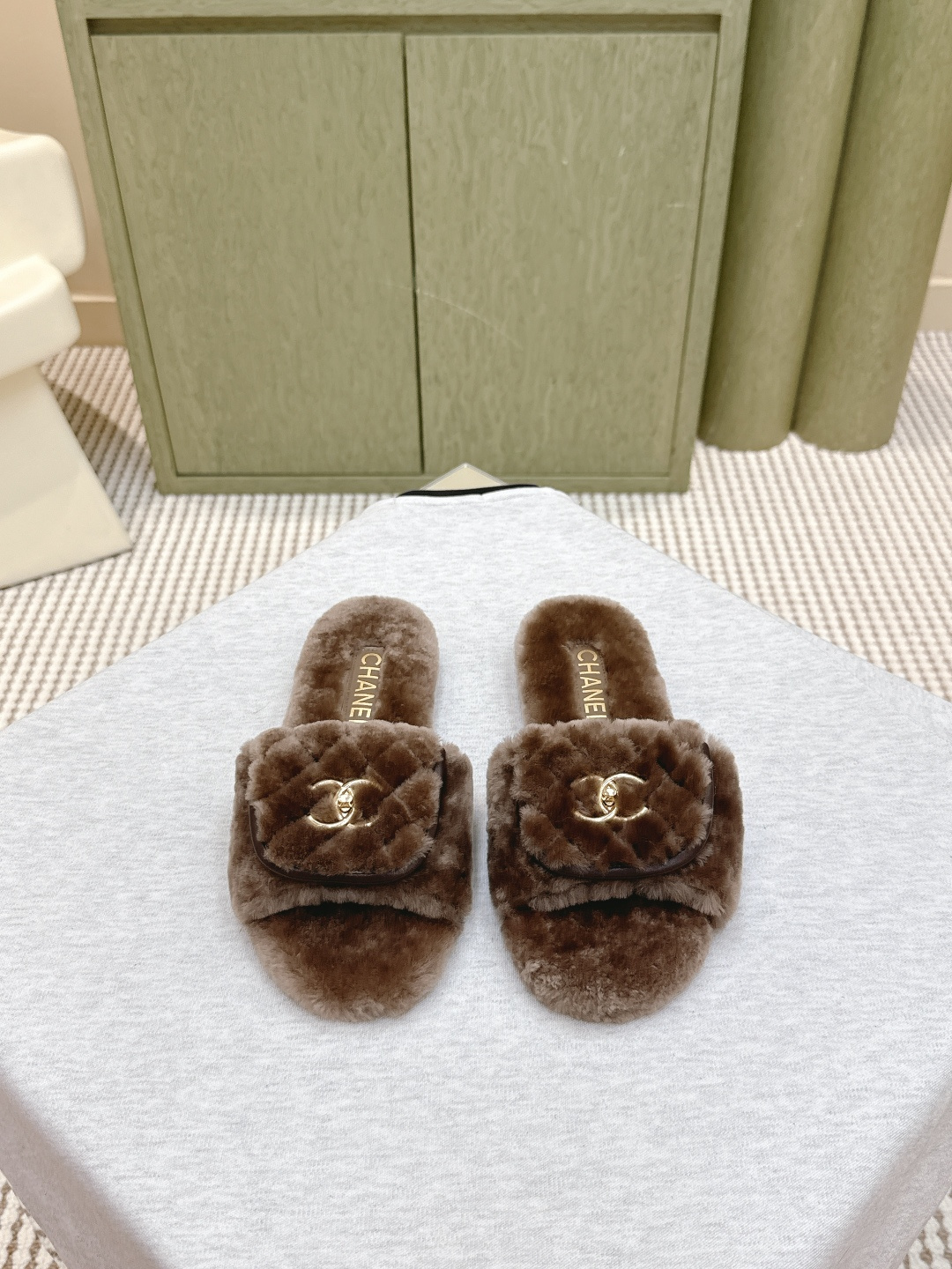 NO:544833,Purchase grade | D1172Chanel Classic Four Season Double C Fur Slippers!  This fleece is really cute~ Soft and fluffy fur, comfortable and warm feet! Increase height to make your legs look longer! It is casual and lazy with socks in autumn and winter. It looks beautiful and fashionable! It is so beautiful! Imported wool, delicate and soft and silky feel Eva foamed sole Size#35-39 (customized on 40/41), fleece slippers, chanel, slippers, socks19860909代购级｜D1172Chanel 经典四季双C毛毛拖鞋！这款毛拖真的是真太可爱了～ 柔软蓬松的毛毛,舒服暖脚! 增高显腿长! 秋冬搭配袜子休闲又慵懒 上脚真的好看又时髦!美腻美爆了! 进口羊毛,手感细腻柔软丝滑 Eva发泡大底 Size#35-39（40/41定制）,毛毛鞋拖鞋,chanel,slippers,socks,Women's Shoes