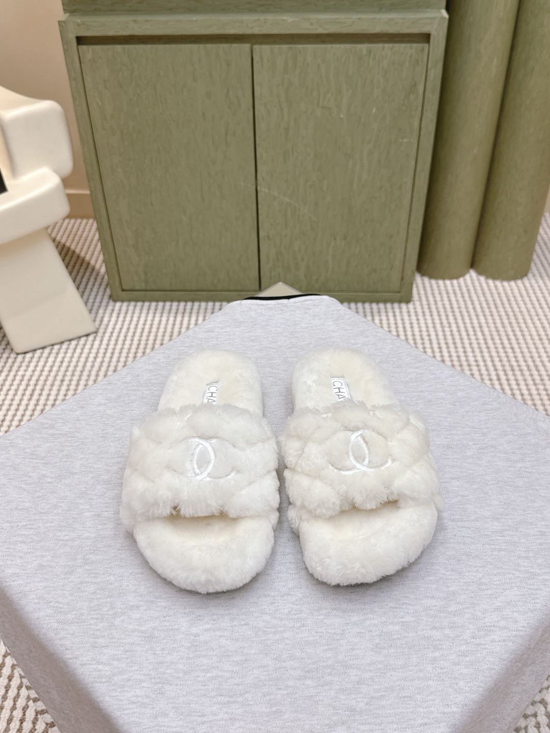 上新|D1175🦁Chanel 经典四季双C毛毛拖鞋!这款毛拖真的是真太可爱了~
柔软蓬松的毛毛,舒服暖脚! 增高显腿长!
秋冬搭配袜子休闲又慵懒 上脚真的好看又时髦!美腻美爆了!
进口羊毛,手感细腻柔软丝滑 Eva发泡大底
Size:#35-39(40/41定制)