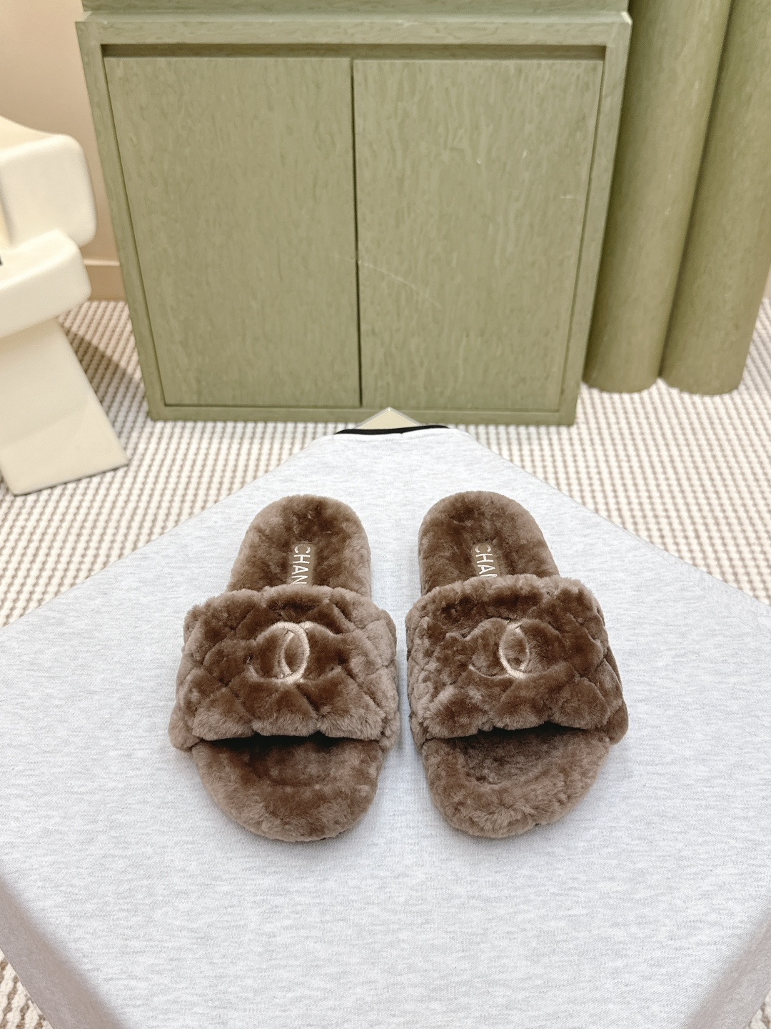 上新|D1175🦁Chanel 经典四季双C毛毛拖鞋!这款毛拖真的是真太可爱了~
柔软蓬松的毛毛,舒服暖脚! 增高显腿长!
秋冬搭配袜子休闲又慵懒 上脚真的好看又时髦!美腻美爆了!
进口羊毛,手感细腻柔软丝滑 Eva发泡大底
Size:#35-39(40/41定制)