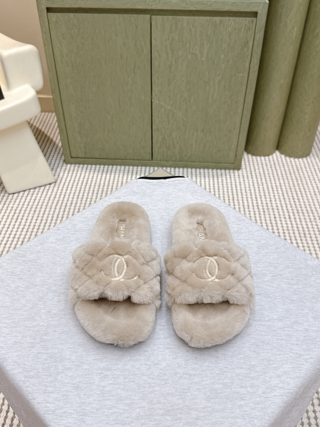 NO:544839,Purchase grade | D1175Chanel Classic Four Season Double C Fur Slippers!  This fleece is really cute~ Soft and fluffy fur, comfortable and warm feet! Increase height to make your legs look longer! It is casual and lazy with socks in autumn and winter. It looks beautiful and fashionable! It is so beautiful! Imported wool, delicate and soft and silky feel Eva foamed sole Size#35-39 (customized on 40/41), fleece slippers, chanel, slippers, socks19860909代购级｜D1175Chanel 经典四季双C毛毛拖鞋！这款毛拖真的是真太可爱了～ 柔软蓬松的毛毛,舒服暖脚! 增高显腿长! 秋冬搭配袜子休闲又慵懒 上脚真的好看又时髦!美腻美爆了! 进口羊毛,手感细腻柔软丝滑 Eva发泡大底 Size#35-39（40/41定制）,毛毛鞋拖鞋,chanel,slippers,socks,Women's Shoes