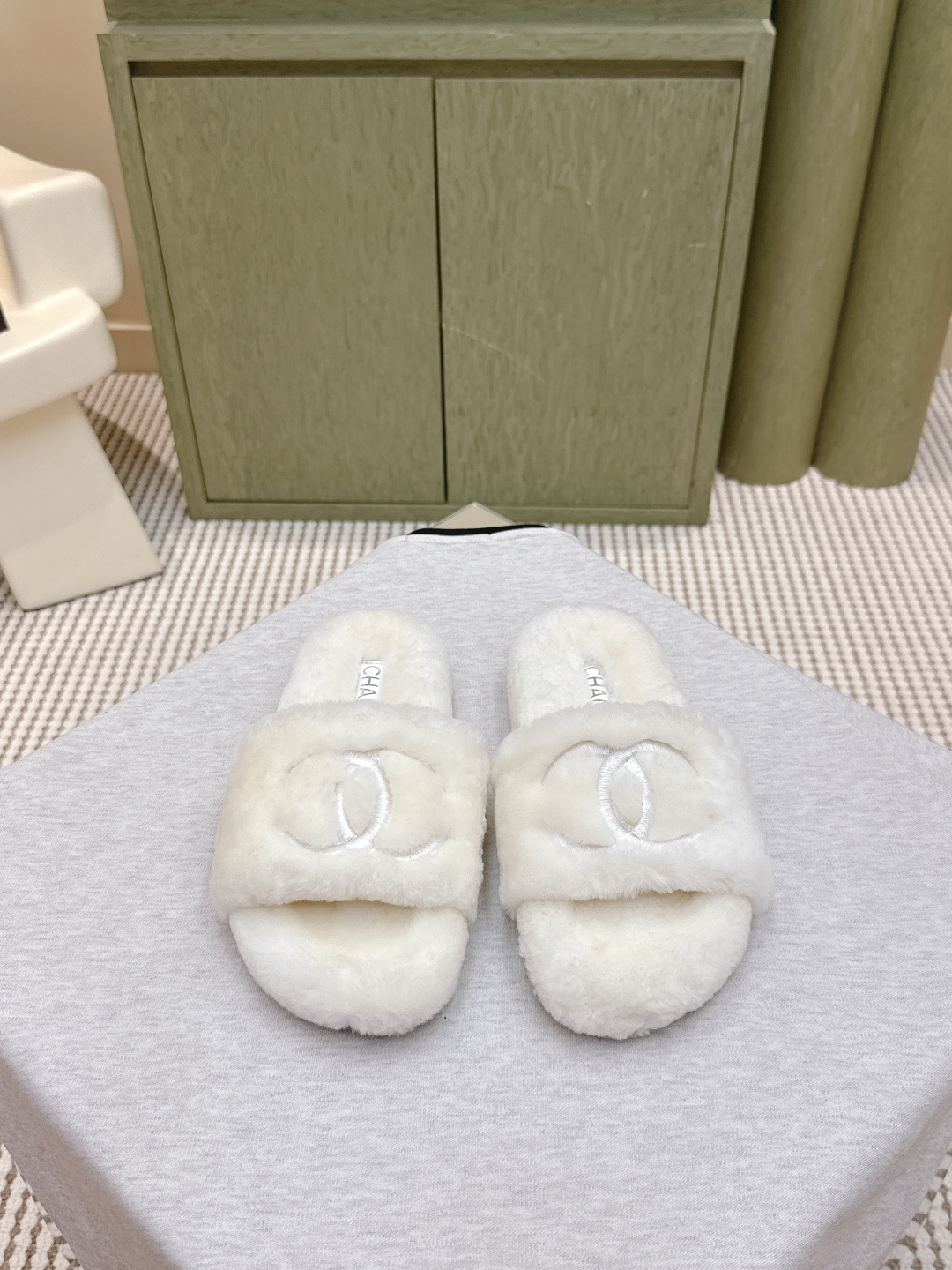 上新|D1176🦁Chanel 经典四季双C毛毛拖鞋!这款毛拖真的是真太可爱了~
柔软蓬松的毛毛,舒服暖脚! 增高显腿长!
秋冬搭配袜子休闲又慵懒 上脚真的好看又时髦!美腻美爆了!
进口羊毛,手感细腻柔软丝滑 Eva发泡大底
Size:#35-39(40/41定制)