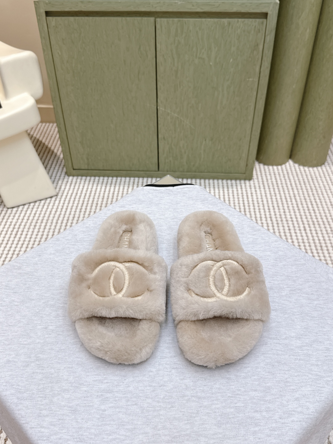 上新|D1176🦁Chanel 经典四季双C毛毛拖鞋!这款毛拖真的是真太可爱了~
柔软蓬松的毛毛,舒服暖脚! 增高显腿长!
秋冬搭配袜子休闲又慵懒 上脚真的好看又时髦!美腻美爆了!
进口羊毛,手感细腻柔软丝滑 Eva发泡大底
Size:#35-39(40/41定制)