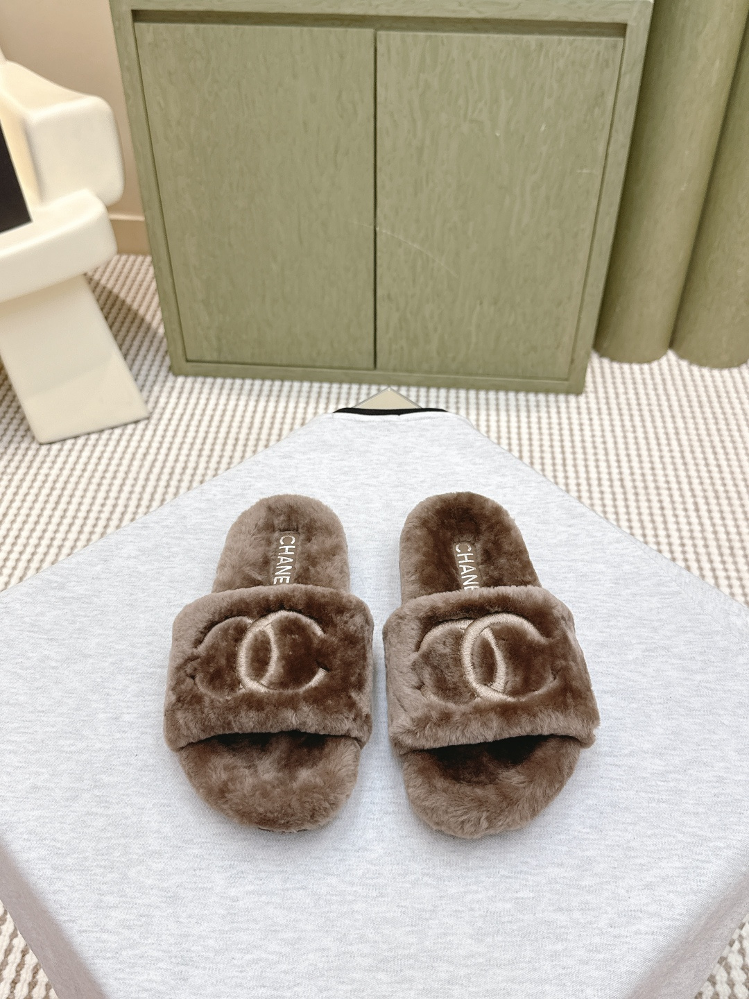 NO:544845,Purchase grade | D1176Chanel Classic Four Season Double C Fur Slippers!  This fleece is really cute~ Soft and fluffy fur, comfortable and warm feet! Increase height to make your legs look longer! It is casual and lazy with socks in autumn and winter. It looks beautiful and fashionable! It is so beautiful! Imported wool, delicate and soft and silky feel Eva foamed sole Size#35-39 (customized on 40/41), fleece slippers, chanel, slippers, socks19860909代购级｜D1176Chanel 经典四季双C毛毛拖鞋！这款毛拖真的是真太可爱了～ 柔软蓬松的毛毛,舒服暖脚! 增高显腿长! 秋冬搭配袜子休闲又慵懒 上脚真的好看又时髦!美腻美爆了! 进口羊毛,手感细腻柔软丝滑 Eva发泡大底 Size#35-39（40/41定制）,毛毛鞋拖鞋,chanel,slippers,socks,Women's Shoes