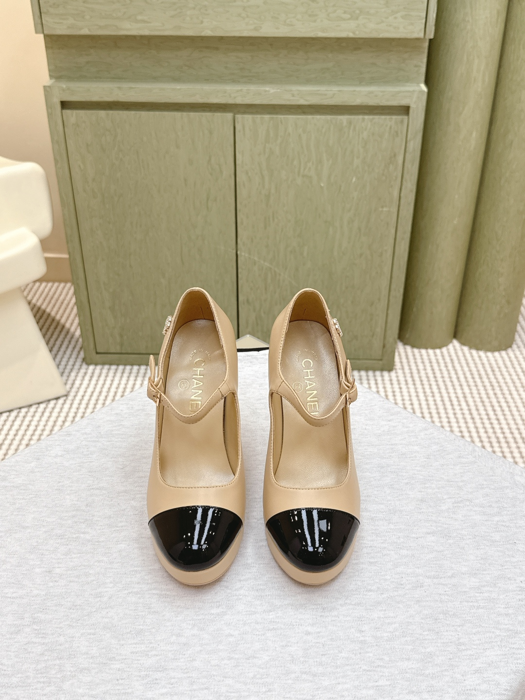 NO:544852,Purchase level｜D1165Chanel's full network counter is explosive and broken code king, gentle little cutie can't help but fall in love with it. The counter is purchased for 9,000!  !  !  Exclusive mold drill buckle mold opening [Flash sale of all versions in the market] Each model has authentic comparison inspection. The authentic product has been disassembled and evolved perfectly again and again. The details are beyond the authentic product. The counters in the entire network support comparison and identification. The genuine authentic grade is true, and the non-proper version supports no reason to return and exchange!  !  !  Official catalogue: 34-40 Heel height: 1.6cm water platform with 11.5cm heels are all equipped with genuine Italian packaging, high heels, chanel, high heels19860909代购级｜D1165Chanel全网专柜爆爆爆断码王,温柔小可爱会情不自禁爱上的 专柜以9000购入！！！独家模具钻扣开模【秒杀市场一切版本】每款均有正品对比验货,正品经过大拆卸,一次次完美的进化,细节走线超越正品,全网专柜支持对比鉴定,真正的正品级,不对版支持无理由包退包换！！！ 官方目录 码数34-40 跟高 : 水台1.6cm 后跟11.5cm 均配有意大利正品包装,高跟鞋单鞋,chanel,high heels,Women's Shoes