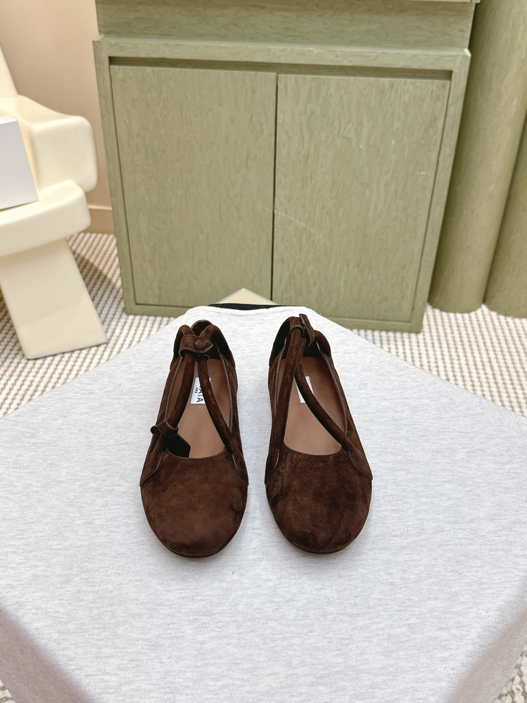 NO:545209,Purchase grade｜D1123ALAIA 25ss Spring and summer Ballet shoes French high-end first-tier haute couture brand AzzedineAlaia: The last craftsman in the fashion industry, the king of cutting only loyal to the female body curve, the brand Alaia, founded in 1979, has always been selling fashionable women's shoes. Paris fashion industry and the whole world are well-known Victoria Beckham, Michelle Obama, Ladygaga, Madonna, are all admirers and top fans of ALAA. The upper is original sheepskin footbed sheepskin sole rubber sole Size#35-42 (40 41 42 custom made without return), ballet shoes, alaia, sheepskin19860909代购级｜D1123ALAIA 25ss 春夏 芭蕾舞鞋 法国高端一线高定品牌 AzzedineAlaia:时尚界最后的手艺人 只忠于展现女性身体曲线的裁剪之王 始创于1979年的品牌Alaia 一直主售时装感十足的型格女鞋 巴黎时装界以及全世界都享有盛誉维多利亚贝克汉姆,米歇尔奥巴马,Ladygaga ,麦当娜, 都是ALAA的崇拜者和头号粉丝 鞋面原版羊皮 垫脚羊皮 鞋底橡胶底 Size#35-42（40 41 42订做不退换）,芭蕾舞鞋,alaia,sheepskin,Women's Shoes