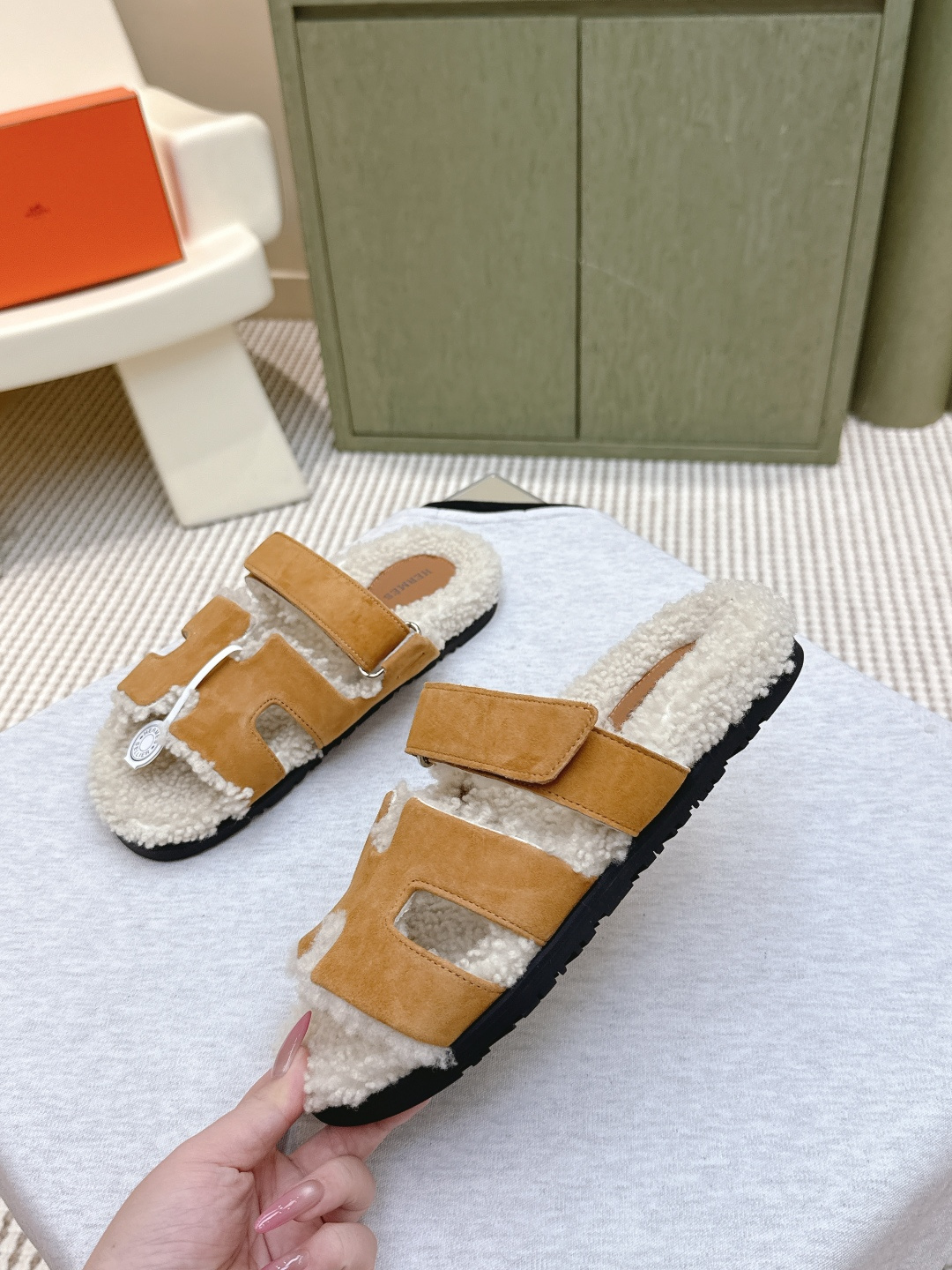 NO:545260,Dongguan Purchase Grade｜D1126 (Official website sync box packaging) Hermes A wave of surprises like Mass hair puffs, which are fashionable top-quality products, light luxury hermes Teddy hair puffs are really soft and glutinous and super beautiful... The first pair of hair puffs in early winter is really too comfortable to wear, like stepping on a carpet, it doesn't want to take off, commonly known as Er uncle's slippers, it brings an extremely comfortable day... Material imported suede, imported cowhide, imported lamb fur, Tpu non-slip sole, Size#35-40 (40 custom made, no return or exchange), fur shoes and slippers, hermes, hermes, slippers, cowhide, chamois leather19860909东莞代购级｜D1126（官网同步盒包装） Hermes 一波惊喜爱马仕毛拖妥妥的时尚款顶级出品轻奢 hermes泰迪毛拖真的软软糯糯超美....... 初冬的第一双毛拖,真的穿起太舒服了,像踩在地毯上完全不想脱下来,俗称二舅拖鞋它来啦 带来极度舒适的一天.... 材质进口麂皮 进口牛皮 内里进口羊羔毛 Tpu防滑大底 Size#35-40（40订做不退换）,毛毛鞋拖鞋,hermes,hermes,slippers,cowhide,chamois leather,Women's Shoes