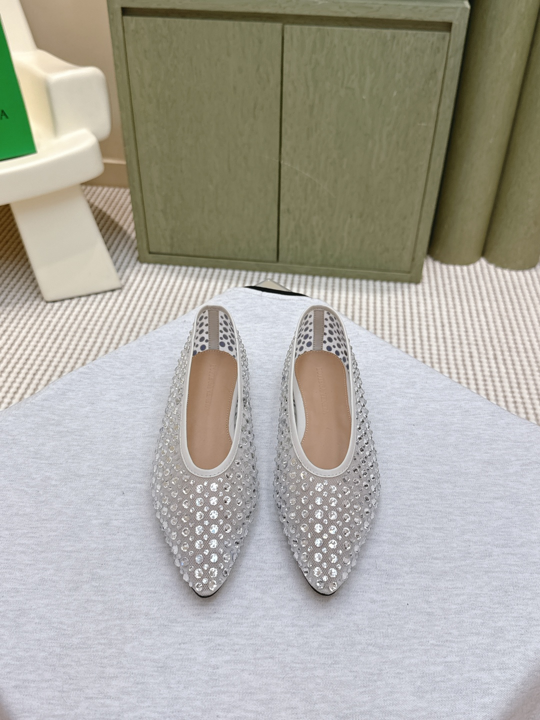 NO:545246,Purchase grade｜D1127Bottega Veneta Sofia series women's flat sole pointed toe full diamond mesh single shoes small pointed toe necessities for commuting BV early autumn series are all so beautiful Elegant materials used on shoes intellectually elegant and capable. Full of high-end design is beautiful~~ Comfortable and high-end flat sole design makes travel more comfortable and confident Fabric: Use original consistent imported net high-temperature die-cast diamonds Inner: Use lambskin, never sloppy Original outsole: Use Italian leather outsole with cleaning and dyeing technology with rubber square technology Size: #35 36 37 38 39 40 41 42 (40 41 42 Customized size), high heel shoes, bottega veneta, bottega  veneta, high heels, sheepskin, Leather soles19860909代购级｜D1127Bottega Veneta Sofia系列女士 平底 尖头 满钻 网纱 单鞋 小尖头 通勤必备 BV早秋系列 都好美啊 优雅材质运用在鞋履上知性优雅干练 满满的高级感设计美美哒～～ 舒适高端 平底 设计 让出行更舒适 自信 面料: 选用原版一致进口网高温压铸钻石 内里: 选用小羊皮 绝不马虎 原版 大底: 选用意大利真皮大底 配合清染技术 搭配橡胶方块工艺 Size: #35 36 37 38 39 40 41 42 (40 41 42定制码数),高跟鞋单鞋,bottega veneta,bottega veneta,high heels,sheepskin,Leather soles,Women's Shoes