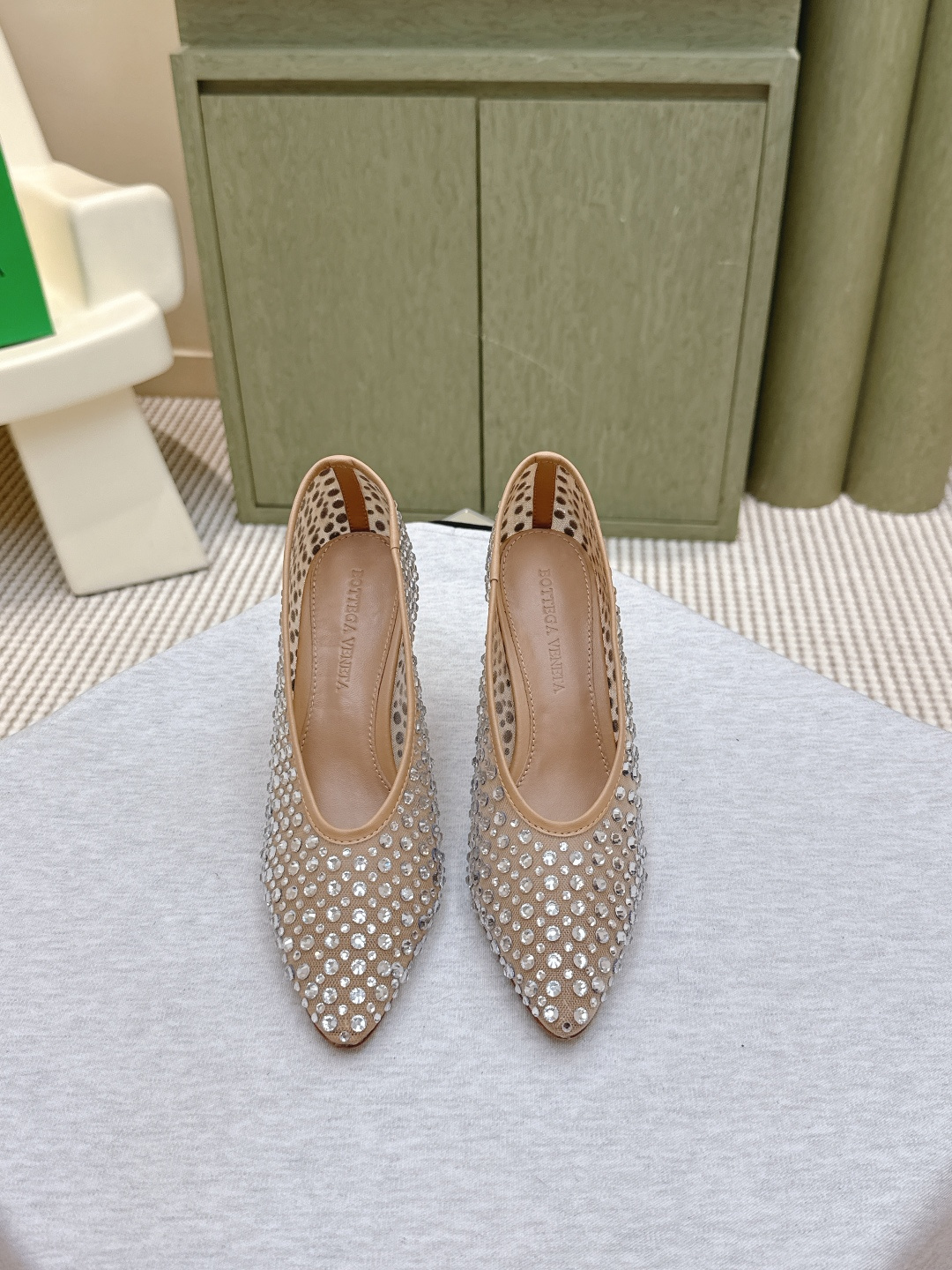 NO:545253,Purchase grade｜D1127Bottega Veneta Sofia series women's flat sole pointed toe full diamond mesh single shoes small pointed toe necessities for commuting BV early autumn series are all so beautiful. Elegant materials are used on shoes intellectually elegant and capable. Full of high-end design is beautiful~~ Comfortable and high-end flat sole design makes travel more comfortable and confident Fabric: Use original consistent imported net high-temperature die-cast diamonds Inner: Use lambskin, never sloppy Original outsole: Use Italian leather outsole with dyeing technology and rubber square craft Heel height: 9cm Size: #35 36 37 38 39 40 41 42 (40 41 42 customized size), high heel shoes, bottega  veneta,bottega veneta,high heels,sheepskin,Leather soles19860909代购级｜D1127Bottega Veneta Sofia系列女士 平底 尖头 满钻 网纱 单鞋 小尖头 通勤必备 BV早秋系列 都好美啊 优雅材质运用在鞋履上知性优雅干练 满满的高级感设计美美哒～～ 舒适高端 平底 设计 让出行更舒适 自信 面料: 选用原版一致进口网高温压铸钻石 内里: 选用小羊皮 绝不马虎 原版 大底: 选用意大利真皮大底 配合清染技术 搭配橡胶方块工艺 跟高: 9cm Size: #35 36 37 38 39 40 41 42 (40 41 42定制码数),高跟鞋单鞋,bottega veneta,bottega veneta,high heels,sheepskin,Leather soles,Women's Shoes