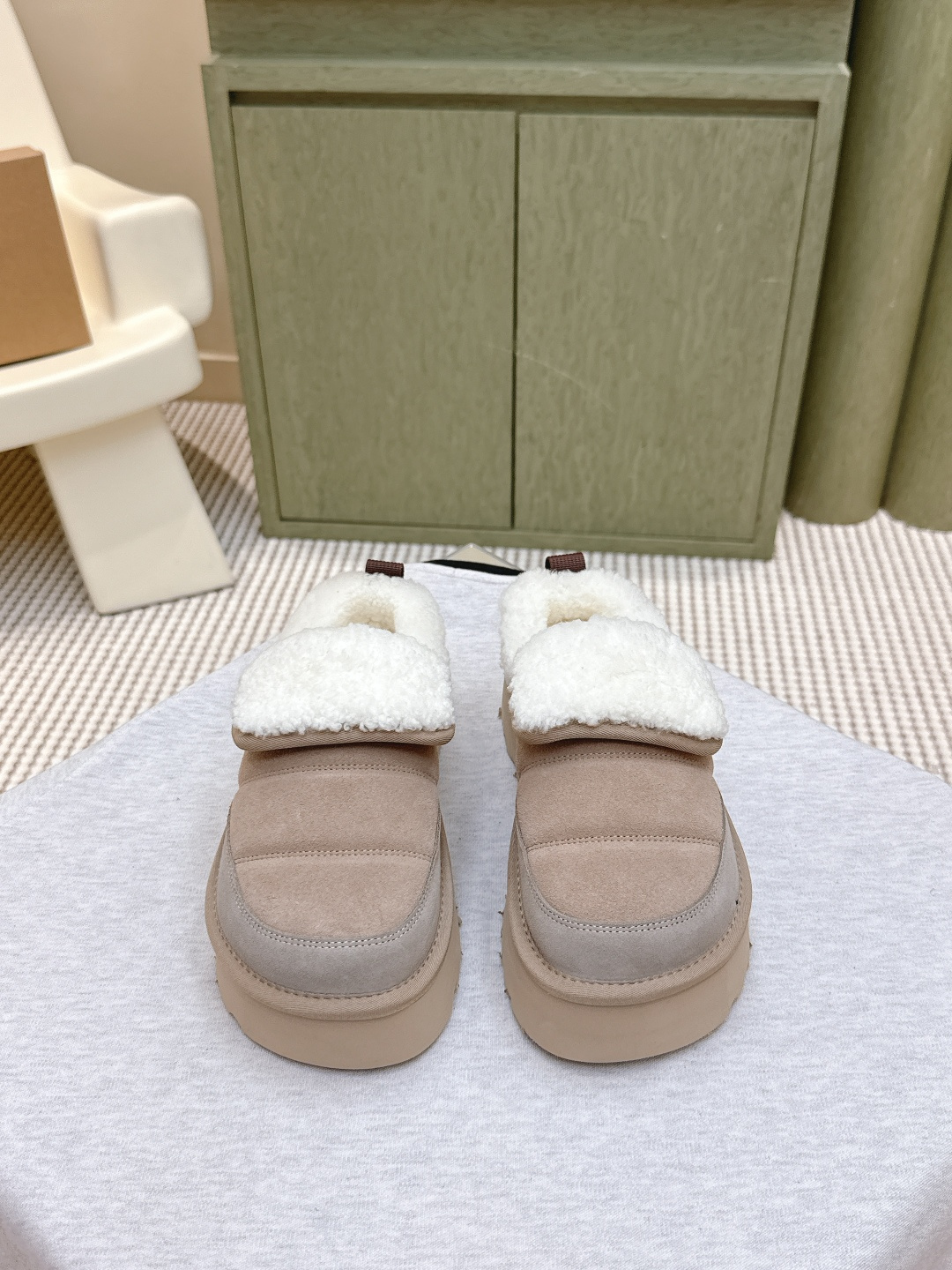 NO:545229,Purchasing level｜D1129UGG autumn and winter new toe-toe slippers, cotton shoes, thick-soled casual fur slippers, as the leading brand, this new pair also continues its consistent concept of comfort. It is light and comfortable on the feet, as if you are stepping on clouds. Moreover, its soles are made of EVA material, which is non-slip and wear-resistant. It is stable whether you are walking or running, and you no longer have to worry about tired feet from walking!  In addition to comfort, the design of this new pair is also super fashionable!  The simple lines and smooth tailoring can be matched with both casual wear and formal occasions. Moreover, the plush decoration on the upper is the finishing touch, making the whole pair look more cute and playful. It is definitely a must-have item for trendy women!  Upper cowhide, lining wool Code number: 35-40 (40 is customizable and non-returnable and non-exchangeable), semi-slippers, slippers, cowhide19860909代购级｜D1129UGG秋冬新款包头拖鞋棉鞋厚底休闲毛拖 作为的领军品牌,这双新款同样延续了其一贯的舒适理念,穿在脚上轻盈自在,仿佛踩在了云朵上一般.而且,它的鞋底采用EVA材质,防滑耐磨,不管是走路还是跑步都稳稳当当的,再也不用担心走路累脚啦！ 除了舒适度,这双新款的设计也是超级时尚的！ 简约的线条和流畅的剪裁,既能搭配休闲装,也能hold住正式场合 而且,鞋面上的绒毛装饰更是点睛之笔,让整双看起来更加可爱俏皮,绝对是潮女们的必备单品！ 鞋面牛皮 内里羊毛 码数:35-40(40定制不退不换),半拖毛毛鞋,slippers,cowhide,Women's Shoes