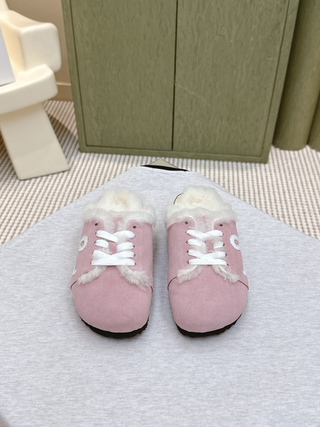 NO:545237,Purchase grade｜D1131Loewe x Birkenstock Loewe x Birkenstock shoes Boken full shoes Leather suede double buckle fashion casual flat shoes Cowhide suede soft texture with adjustable shoe buckle to enhance wear comfort ⑤ Ergonomic design dispersing foot pressure and protecting ankles Cork latex footbed has a certain shrinkage and can fit the foot after long-term wear. EVA sole has high elasticity and tensile resistance. It has good shock resistance and cushioning. Suitable for all seasons. The soft footbed uses an extra foam cushioning layer to provide extra comfort and all-day support. Size 35-45, semi-torque fur shoes, birdenstock, loewe, loewe, flats, cowhide19860909代购级｜D1131Loewe x Birkenstock 罗意威x勃肯鞋毛毛鞋  博肯全鞋 皮革绒面双扣时尚休闲平底鞋 牛皮绒面革质地柔软搭配可调节鞋扣提升穿着舒适度⑤ 人体工学设计分散脚部压力 保护脚踝 软木乳胶鞋床具有一定的收缩性 长时间穿着后能贴合脚型 EVA鞋底回弹性和抗张性力高 具有良好的防震、缓冲性 四季皆宜 柔软的鞋床采用额外的泡沫缓冲层 提供额外的舒适感和全天支撑 码数35-45,半拖毛毛鞋,birkenstock,loewe,loewe,flats,cowhide,Women's Shoes