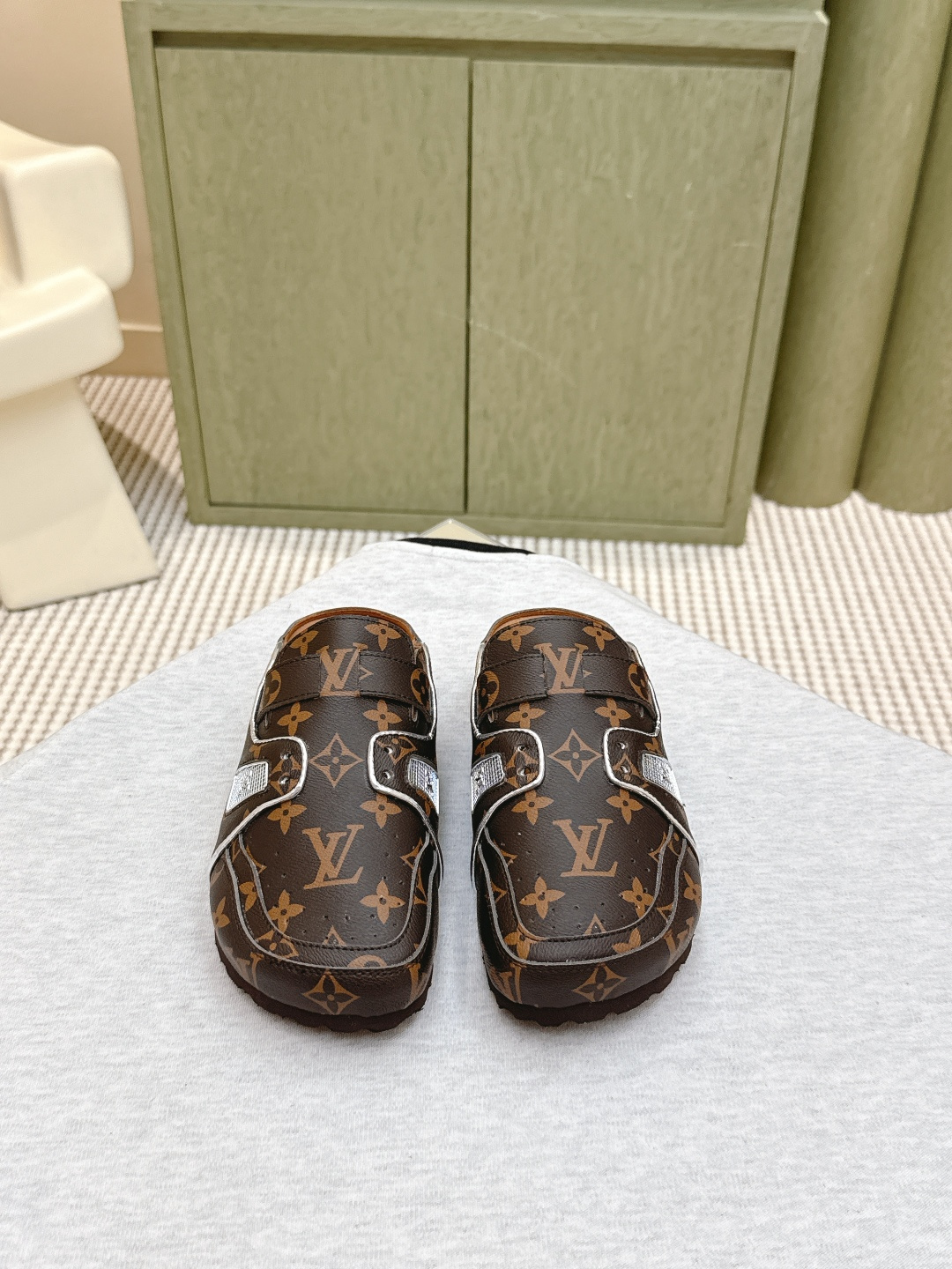 NO:545221,Purchase grade｜D1136Birkenstock x Co-branded Lv Couple Model Series I was tempted as soon as these two brands were jointly launched. I found a long time to buy the product. It’s really hard to find a shoe. It’s really super good-looking. Sisters, please give me Size#35-45 (Female 40, male 45, customized, non-return and exchange), semi-drag, birdstock, louis vuitton19860909代购级｜D1136Birkenstock x 联名Lv 情侣款 系列 这两个品牌刚出联名我就心动了 代购找很久才买到货,真的一鞋难求,真的超级好看,姐妹们给我冲 Size#35-45（女40 男45 定做不退换）,半拖,birkenstock,louis vuitton,Women's Shoes