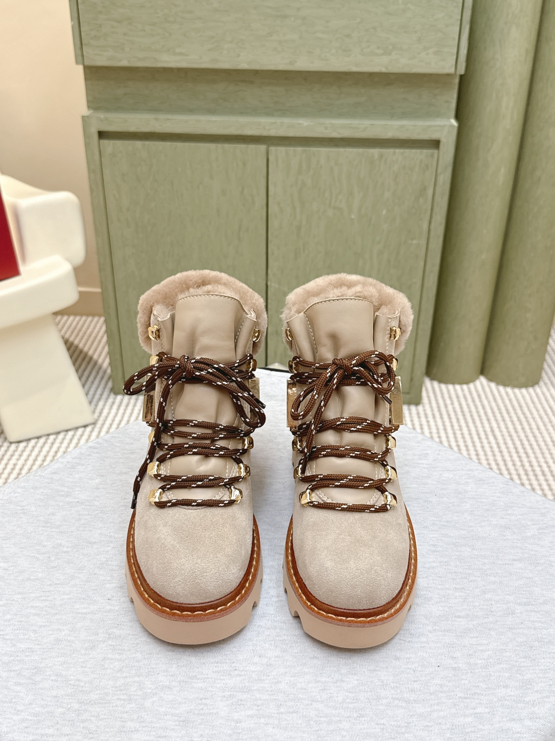 NO:545214,Purchase grade｜D1139' 5 New counter snowflake buckle wool warm short boots are available ★★★★★ Recognize the top product for purchasing! Products from Taiwanese factory! Original custom calf patent leather with original mold opening buckle (shiny Swarovski diamond buckle) Inner imported fur integrated pure wool lining, original mold opening Italian leather outsole shoe size: 35-39 (40 41 customization without return) The original counter full set of luxury packaging, snow boots, boots, Leather soles19860909代购级｜D1139' 5  专柜新款雪花扣羊毛保暖短靴上新 ★★★★★ 认准代购级别顶货！台资工厂出品！ 鞋面原版定制小牛漆皮配原版开模饰扣（闪亮施华洛钻扣）  内里进口皮毛一体纯羊毛里 大底原版开模意大利真皮大底 鞋码:35-39（40 41定制不退换） 原版专柜全套豪华包装,雪地靴,boots,Leather soles,Women's Shoes