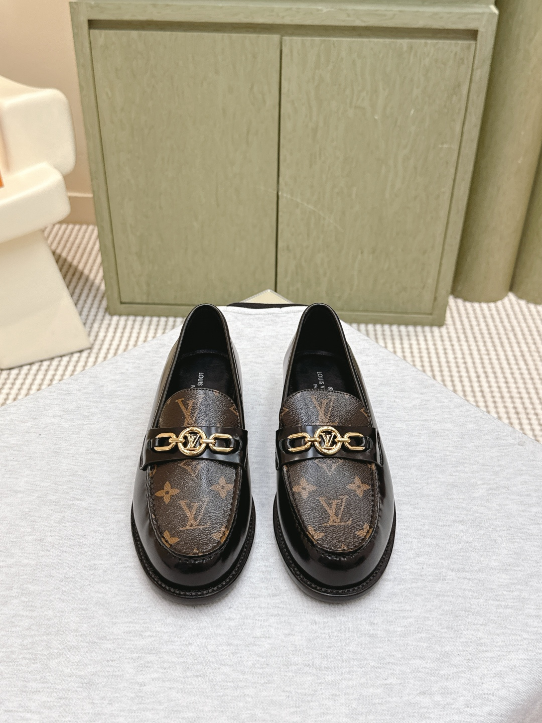 NO:545207,Purchase grade | D1145Luois Vuitton 25ss new model, the counter is the latest model, flat loafer shoes, hard products are new, full of high-end feel!  A popular model from domestic and foreign bloggers, retro and fashionable, beautiful!  Official website main model, original open-edge beaded cowhide, inner cowhide, original leather outsole, Size#35-41 (40 41 custom made without return or exchange), loafers, louis vuitton, loafers, cowhide, Leather soles19860909代购级｜D1145Luois Vuitton 路易威登 25ss新款 专柜主打最新款 平底乐福鞋单鞋 硬货上新 高级感十足！国内外博主刷爆的一款,复古又时髦上脚美炸了！官网主推款 鞋面原版开边珠牛皮 内里牛皮里 大底原版真皮大底 Size#35-41（40 41定制不退换）,乐福鞋,louis vuitton,loafers,cowhide,Leather soles,Women's Shoes