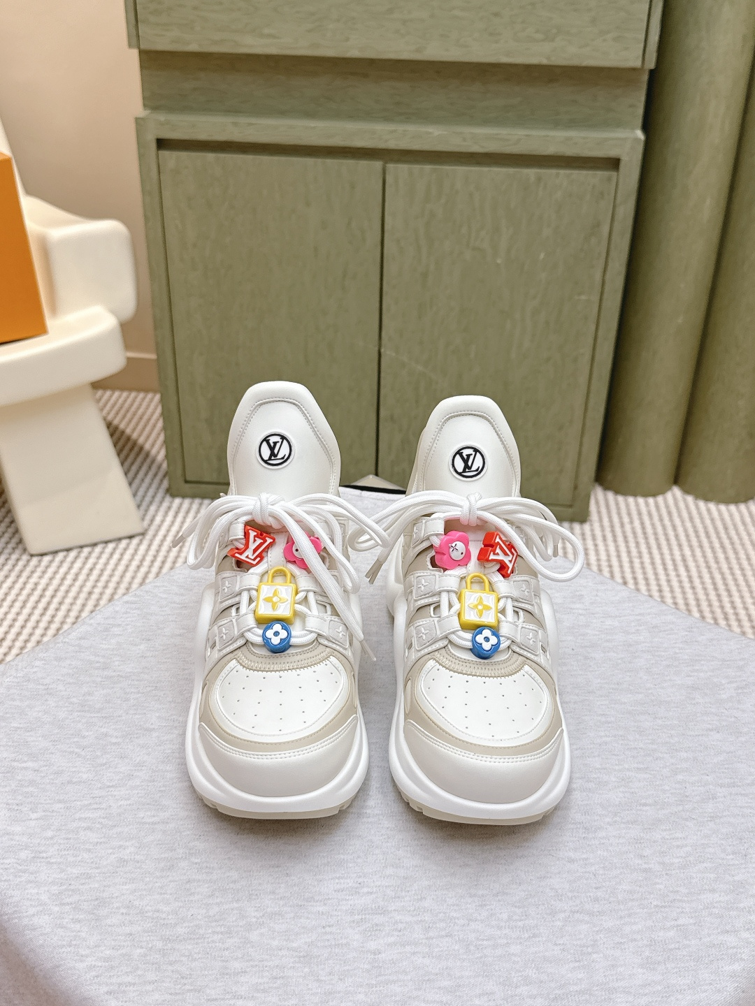 NO:545251,Dongguan Purchase Grade Buckle 10｜D1155 (Official website sync box packaging) Newly upgraded Louis Vuitton 25 Daddy shoes Arch bridge sneakers Space shoes Original purchase and development Making goods LV Archlight sneakers were made by Nicolas Ghesquière, this time it is full of simple and metallic cowhide leather trim. The wide tongue and elastic wavy outsole continue the classic design, which cleverly increases the visual height. The Monogram canvas rear strap improves details. Fabric: imported top layer cowhide, original custom breathable mesh + cowhide foot pads, original open mold genuine U-shaped arch bridge sole, 5CM Size35-41 (41 custom made, no return or replacement), daddy shoes, louis  vuitton, louis vuitton, louis vuitton, sneakers, cowhide19860909东莞代购级 扣子10｜D1155（官网同步盒包装） 全新升级Louis Vuitton 路易斯威登 25 老爹鞋 拱桥运动鞋 太空鞋 原版购入开发 做货 LV Archlight 运动鞋出自 Nicolas Ghesquière 之手,此次洋溢 搭配素净和金属质感牛皮革饰边.宽大鞋舌和弹力波浪形外底延续经典设计,后者巧妙增加视觉高度.Monogram 帆布后袢带完善细节. 面料:进口头层牛皮 内里原版定制透气网里+牛皮垫脚 鞋底原版开模正版U型拱桥大底 底厚5CM Size35-41（41订做不退换不换）,老爹鞋,louis vuitton,louis vuitton,louis vuitton,sneakers,cowhide,Women's Shoes