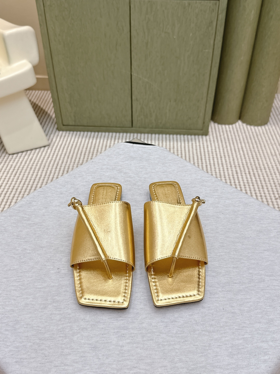 NO:546381,Purchase grade | D1161BV Solstice Women's Flip Flops Series When lazy holidays meet high-end feels, BV classic weaving encounters rough rope knot hardware, every step is a relaxing aesthetic. Italian leather is gentle wrapped, hand-woven textures are hidden in casual passwords. The metal buckle collided with the elements of the climbing rope, injecting a trace of wild tension into the minimalist simplicity. 'Step on it, it's like stepping into the sunset of Tuscany' a soft, but with uncompromising edges. Italian leather outsole injection molding process paired version original packaging woven striped bag size 35 36 37 38 39 40 41 42 43, slippers, bottega veneta, slippers, Leather soles19860909代购级｜D1161BV Solstice女士人字拖鞋 系列 当慵懒假日遇上高级感,BV经典编织拖邂逅粗粝绳结五金,每一步都是松弛美学. 意大利皮革温柔包裹,手工编织纹路里藏满随性密码 金属扣环与登山绳元素碰撞,给极简注入一丝野性张力. 「踩上它,像踏进托斯卡纳的夕阳里」一柔软,却带着不妥协的棱角. 意大利真皮大底 注塑工艺 对版 原版包装 编织条纹布袋 码数 35 36 37 38 39 40 41 42 43,拖鞋,bottega veneta,slippers,Leather soles,Women's Shoes