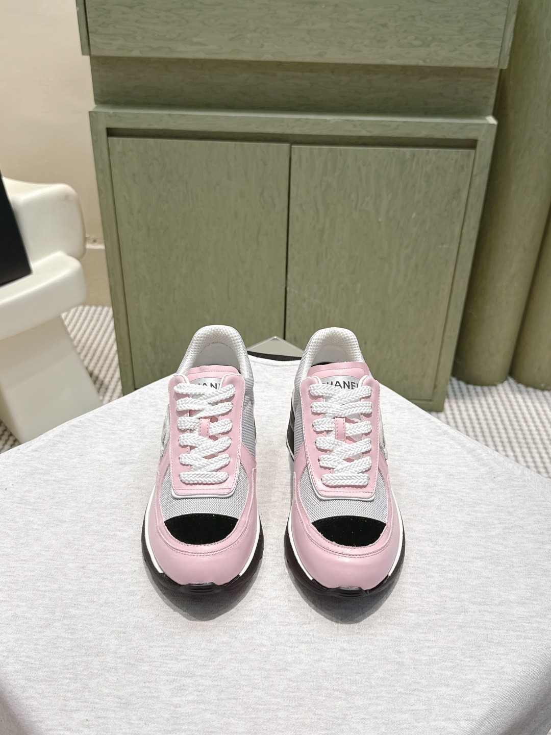 NO:546363,Purchase grade｜D0088Chanl Chanel 25s hot autumn and winter new high-heeled color-blocking casual sports shoes, weird, ugly, cute, counter out of stock, major bloggers are socially recommended, this season's new style is simply closed, the feet are delicate, lively and beautiful, casual casual sports style, cool and natural, interpreting Chanel's fashionable femininity, overall customization makes all sports models on the market at that time become outdated, this series is now available for sale!  Upper, custom-made mesh with custom inside sheepskin, inner, breathable mesh, outsole, original custom mold opening TPU combination sole, original full set of mold opening, women's model 35-40 (40 custom made), casual shoes/sports shoes, chanel, chanel, sneakers, sheepskin19860909代购级｜D0088Chanl 香奈儿25s爆款秋冬新款高跟拼色休闲运动鞋 奇奇怪怪 丑萌丑萌 专柜断货王 各大博主社交日推款,这季新款简直闭眼入,上脚秀气灵动狂好看,率性的休闲运动风,飒爽又自然,演绎香奈儿的时髦女性气质,整体定制令当时市面上的所有运动款变得过时,本系列现已登陆发售！ 鞋面 采用定制进羊皮定制网布 内里 透气网布 大底 原版定制开模TPU组合大底 原版全套开模 女款35-40(40定做),休闲鞋/运动鞋,chanel,chanel,sneakers,sheepskin,Women's Shoes