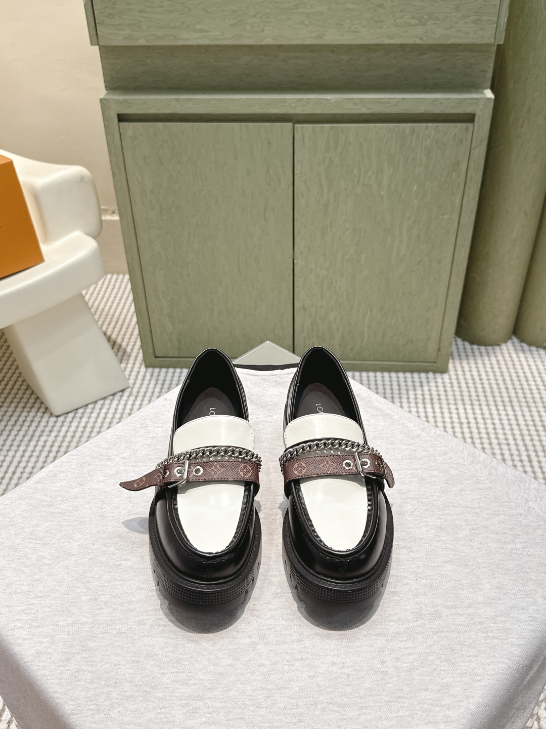 NO:749794,Purchasing agent level Luois Vuitton Louis Vuitton 25ss new model. The counter focuses on the latest flat loafers. Hard goods are new and full of high-end feeling!  A popular model among bloggers at home and abroad, it is retro, fashionable and looks great on your feet!  The official website's main recommendation is original open-edge beaded cowhide for the upper, cowhide lining for the outsole, original genuine leather outsole Size#35-41 (40-41 customization is not returnable), loafers, louis vuitton, loafers, cowhide, Leather soles19860909代购级 Luois Vuitton 路易威登 25ss新款 专柜主打最新款 平底乐福鞋单鞋 硬货上新 高级感十足！国内外博主刷爆的一款,复古又时髦上脚美炸了！官网主推款 鞋面原版开边珠牛皮 内里牛皮里 大底原版真皮大底 Size#35-41（40 41定制不退换）,乐福鞋,louis vuitton,loafers,cowhide,Leather soles,Women's Shoes