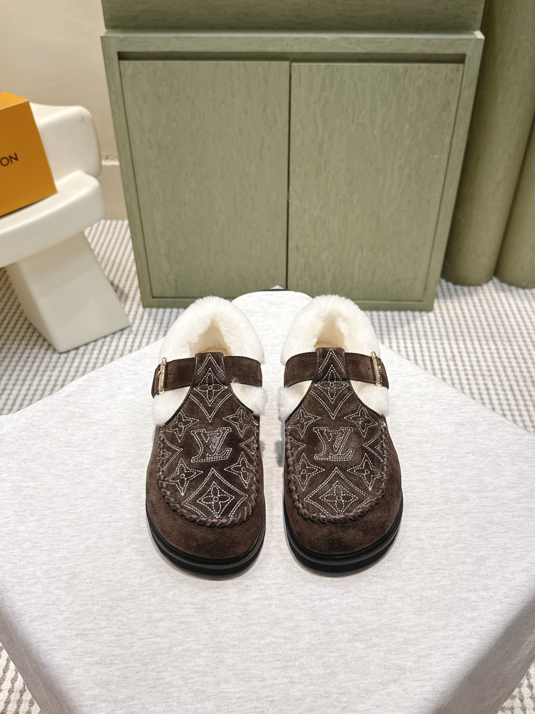 NO:558691,Purchasing agent level 5 Lv fw new arrival～Cute furry shoes for autumn and winter, Birkenstock shoes, Mary Jane T to be designed; integrating fashionable and desired elements!  The uppers are hand-sewn with leather strips, highlighting the charm of handmade work. The inner lining is made of fur, so it doesn’t feel too comfortable to wear. Wear it with socks and it looks great!  The soles are made of foam material and feel light and comfortable on the feet!  Perfect work for autumn and winter!  Developed by purchasing authentic products, accuracy 99.99 (with authentic product purchase video) size 35-41 Full set of counter synchronized gift box packaging!  ,loafers,loafers,mary jane,socks,louis vuitton,loafers,mary jane,socks19860909代购级 5 Lv fw new arrival～秋冬可爱毛毛鞋,勃肯鞋型体,玛丽珍T待设计；把时髦想要的元素融为一体！ 鞋面用皮条纯手工缝制,彰显手工作品的魅力 内里皮毛一体材质,穿起来不要太舒服呀、配个袜子穿、好看死了！ 鞋底发泡材质的,脚感轻盈舒适！ 秋冬满分作品！ 正品购入开发,精准度99.99（附带正品购买视频） size 35-41 全套专柜同步礼盒包装！,乐福鞋毛毛鞋,louis vuitton,loafers,mary jane,socks,Women's Shoes