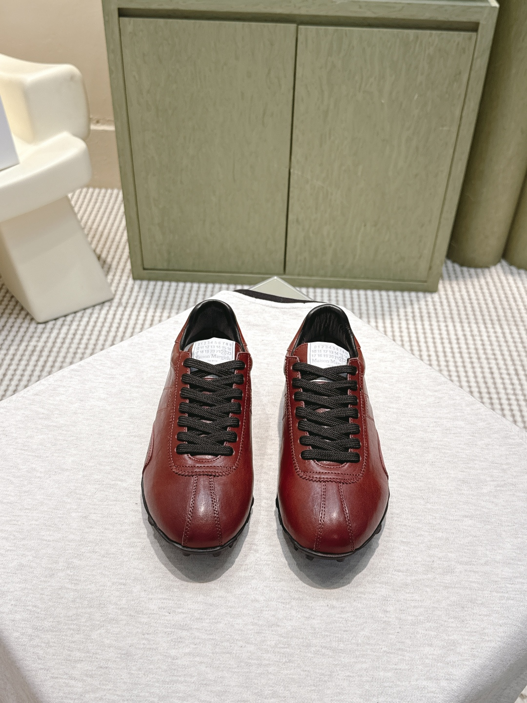 NO:558701,Purchasing-grade Maison Margiela autumn and winter series couple's Forrest Gump moral training shoes! The outline of the new Sprinters sneakers is made of distressed soft cowhide, inspired by retro running shoes. Through distressing, stitching, splicing and other processes, the single product is given new life and beauty. The tongue is decorated with classic number logo, with anti-slip spike sole, and the tail is decorated with the iconic white stitching logo, full of craftsmanship. Fabric: cowhide Original rubber outsole Size:  35-39 40-44 (40 for women and 45 for men, customized) with original packaging, casual shoes/sports shoes, masion margiela, sneakers, cowhide19860909代购级 Maison Margiela 马吉拉秋冬系列情侣款阿甘鞋德训鞋! 新款Sprinters运动鞋轮廓采用做旧植柔牛皮制成,灵感来源于复古跑鞋.通过做旧、缝线、拼接等工艺,赋予单品新的生命和美感.舌头饰有经典的数字标志,搭配有防滑的钉状鞋底,鞋尾饰有标志性的白色缝线logo,充满工艺感. 面料:牛皮 原版橡胶大底 Size : 35-39 40-44(女40男45定做) 配原版一致包装,休闲鞋/运动鞋,masion margiela,sneakers,cowhide,Women's Shoes