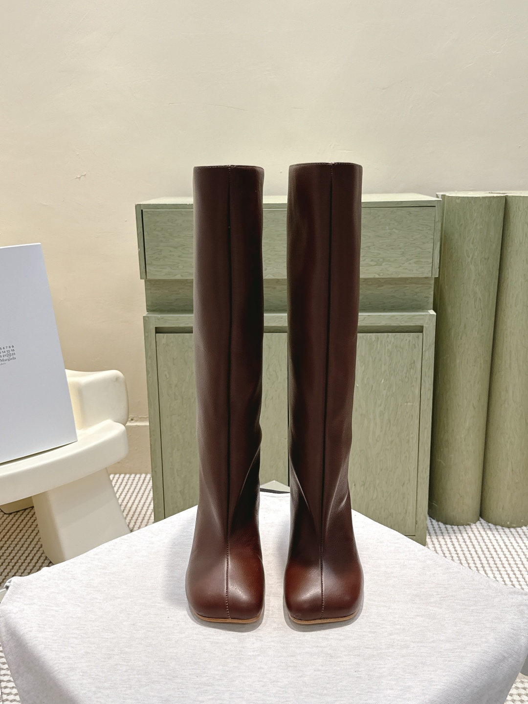 NO:558699,Purchasing agent Maison Marginal* MM6 stiletto boots, a pair of very high-end stiletto boots!  Margiela designers are so talented. They use thick heels as design elements to create shoes. The single shoes are smart and refined. Bare boots are paired with short skirts and have a sexy personality. The fabrics are made of original uniform cowhide material. The lining is cowhide. The original molded heels will not fade!  c Italian imported genuine leather outsole Heel: 6.5cm Size#35-40 (40 is custom-made and cannot be returned or exchanged), boots, masion margiela, masion margiela, boots, skirts, cowhide, Leather soles19860909代购级 Maison Marginal* MM6细跟短靴一双很高级的细跟系列靴子！ 马吉拉设计师太有才了 采用粗跟作为设计元素打造鞋品 单鞋干练精致 裸靴搭配短裙 性感个性 面料采用原版一致牛皮材质 内里牛皮 原版开模鞋跟,不掉色！c意大利进口真皮大底 鞋跟:6.5cm Size#35-40（40订做不退不换）,靴子,masion margiela,masion margiela,boots,skirts,cowhide,Leather soles,Women's Shoes