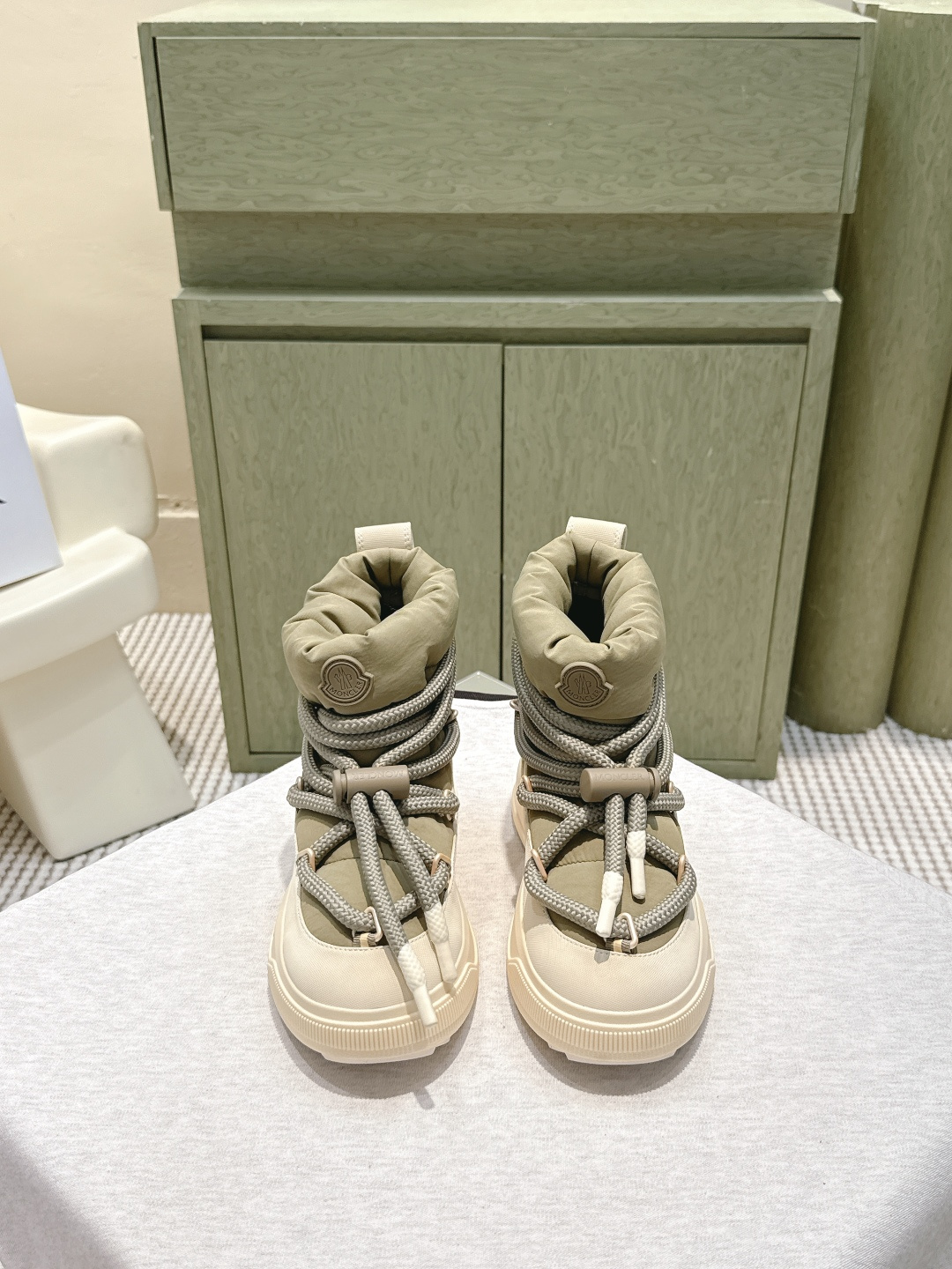 NO:558697,Purchasing-grade Moncler's new snow boots, the perfect fusion of luxury and functionality. Walking down jacket: waterproof nylon + velvet lining, can walk in the snow even at -10°C. Industrial style aesthetics: thick rope laces + contrasting colors, full of functionality. Low-key luxury: embossed logo on the heel, people who know it will understand it. Applicable scenarios: outdoor skiing in winter, hiking in the snow, daily wear in the city with coats, down jackets and other winter clothing, easy to create a fashionable look.  Waterproof coated ski cloth with wool flannel lining, wear-resistant diamond pattern upper, TPU combination anti-slip bottom, original molded hardware buckle Size: 35-40 (40.41 order), snow boots, boots, down jacket19860909代购级 Moncler新款雪地靴 奢华与功能的完美融合 行走的羽绒服:防水尼龙+加绒内里,-10℃也能暴走雪地 工业风美学:粗绳鞋带+撞色,机能感拉满 低调奢华:后跟Logo压印,懂的人自然懂 适用场景:冬季户外滑雪、雪地徒步,城市日常搭配大衣、羽绒服等冬季服饰,轻松打造时尚造型. 防水涂层滑雪布含羊毛绒布内里 耐磨钻石纹鞋帮 TPU组合防滑底原版开模五金扣 Size : 35-40（40.41订）,雪地靴,boots,down jacket,Women's Shoes