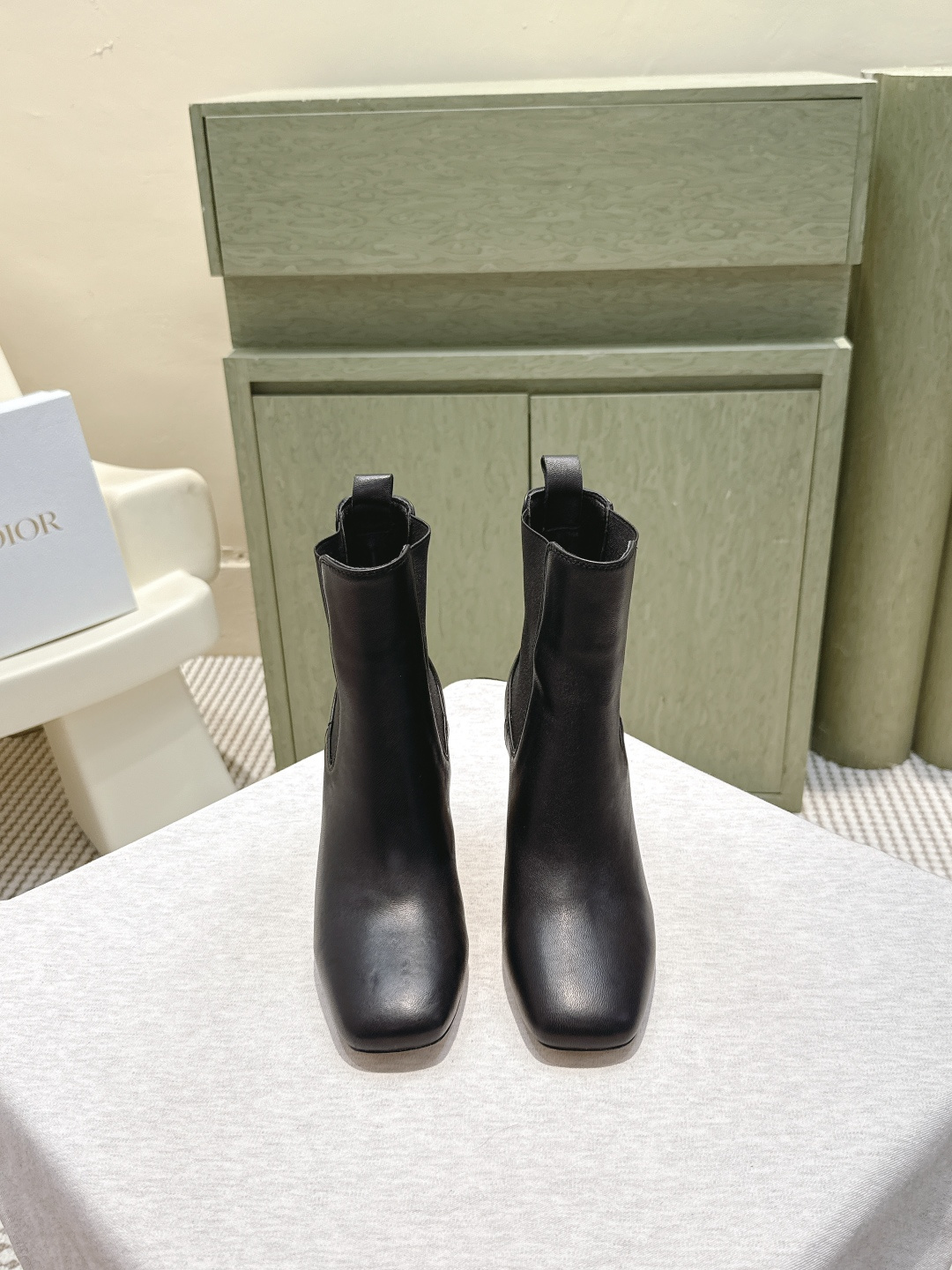 NO:558684,Purchasing-grade DIOR 25/Dior's new autumn and winter high-heeled sleeve boots are newly unveiled at the autumn and winter ready-to-wear series, inspired by the elegance and sophistication of the 1960s. Carefully crafted from black patent cow leather and leather-effect stretch fabric, the upper is decorated with gold-finished rivets of various sizes, continuing the classic design of Mary Jane shoes. The decorative ribbon is embellished with gold-finished CD logo metal beads, inspired by the classic Dior Tribales earrings. Fabric stretch sheepskin + patent leather Outsole Italian leather outsole Size35-39 (40.41.42 customization is not returnable), boots, balenciaga, dior, boots, mary jane, earrings, cowhide, sheepskin, Leather soles19860909代购级 DIOR 25/迪奧秋冬新款高跟套筒靴子 秋冬成衣系列发布秀上全新亮相,灵感源自1960年代的优雅与精致.  采用黑色漆皮牛皮革和皮革效果弹力面料精心制作,鞋面饰以各种尺寸的金色饰面铆钉,延续了玛丽珍鞋的经典设计.装饰性饰带点缀以金色饰面 CD 标志金属珠饰,灵感源自经典的Dior Tribales 耳环. 面料弹力羊皮+漆皮 大底意大利真皮大底 Size35-39（40.41.42定制不退换）,靴子,balenciaga,dior,boots,mary jane,earrings,cowhide,sheepskin,Leather soles,Women's Shoes