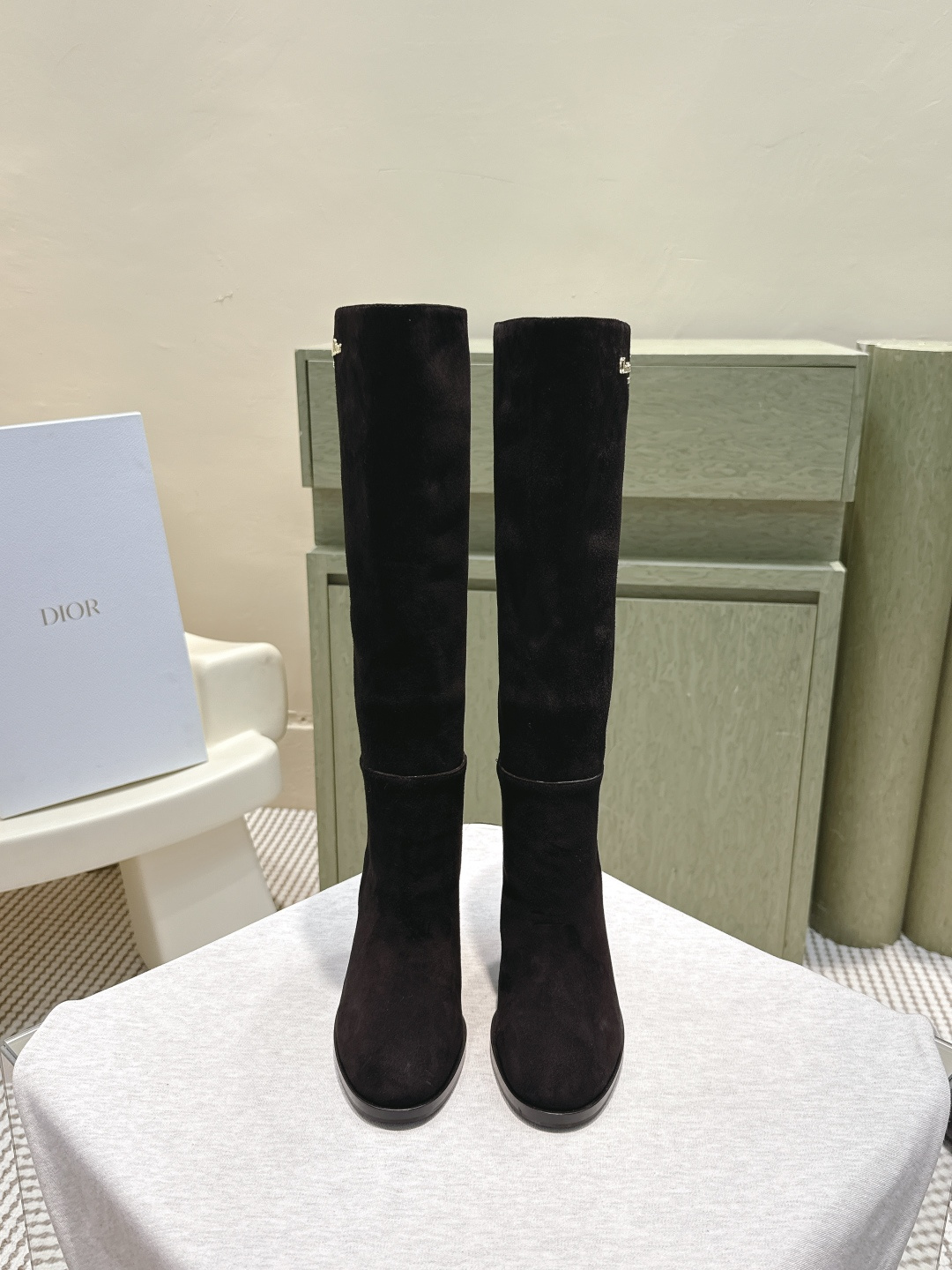 NO:558685,Purchasing level #DIORnew knight high-heeled boots This heeled boot is a new product of the 2024 winter ready-to-wear series, highlighting the classic look with a modern style. Straight silhouette, carefully crafted with black soft cow leather, decorated with gold-finished metal Christian Dior Paris logo on the side to enhance the style. 8cm thick heel design, more elegant and refined. The main body is made of cowhide leather and is decorated with gold-finished metal Christian Dior Paris logo on the side. The light and textured rubber sole is decorated with Christian Dior  Lucky Star Symbol Made in Italy Size35-39 (40.41.42 custom-made, non-refundable), boots, dior, dior, boots, cowhide19860909代购级 #迪奥新款骑士高跟长靴 这款-带跟靴子是二零二四冬季成衣系列新品,以现代风格彰显经典造型.直筒廓形,采用黑色柔软牛皮革精心制作,侧面饰以金色饰面金属 Christian Dior Paris 标志提升格调.8厘米粗跟设计,更显高雅精致. 主体牛京 里料牛皮 侧面饰以金色饰面金属 Christian Dior Paris 标志 轻薄富有纹理的橡胶鞋底饰以 Christian Dior 的幸运星符号意大利制造 Size35-39（40.41.42定做不退换）,靴子,dior,dior,boots,cowhide,Women's Shoes