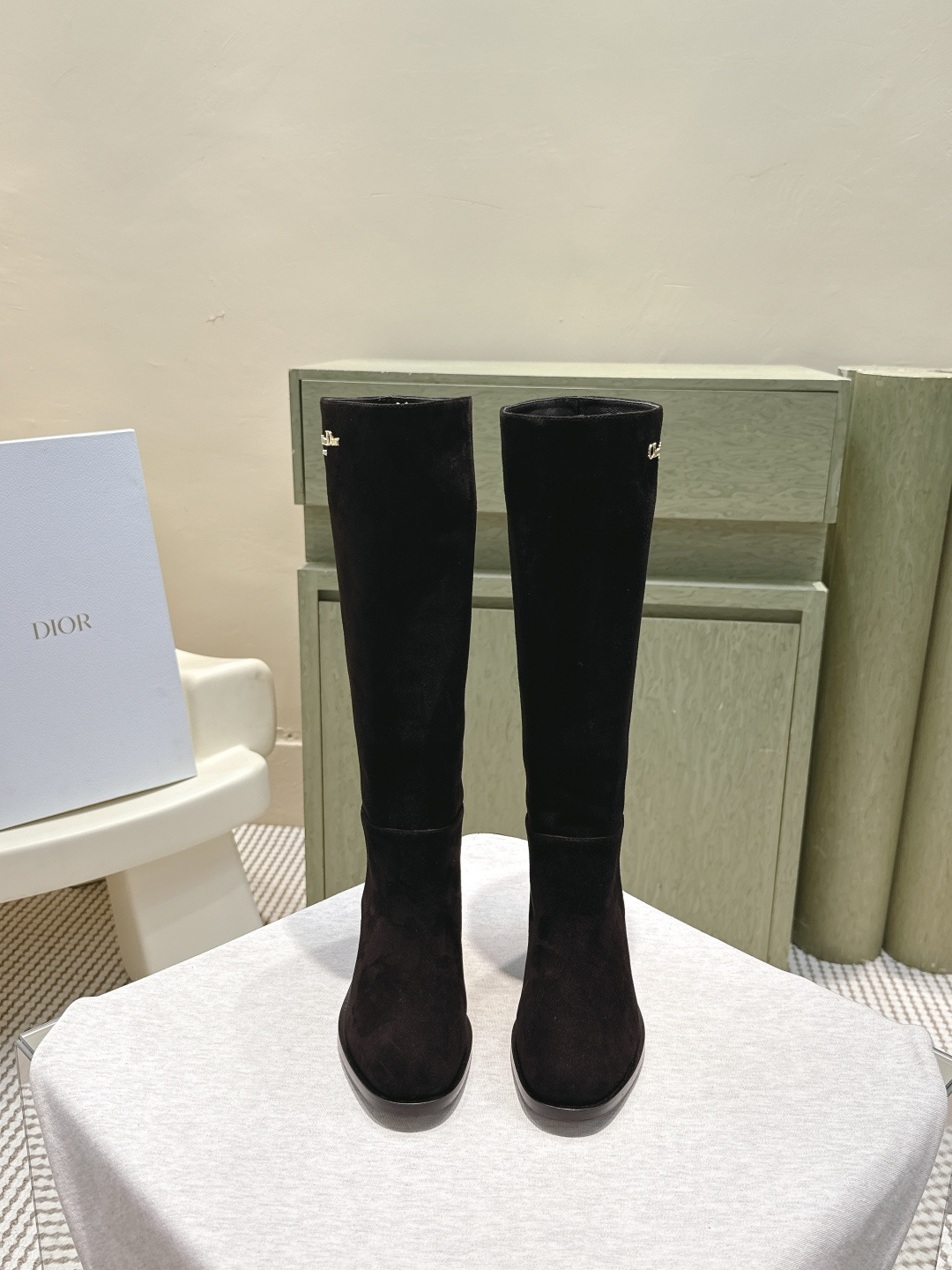 NO:558689,Purchasing level #DIORnew knight high-heeled boots This heeled boot is a new product in the 2024 winter ready-to-wear series, highlighting the classic look with a modern style. Straight silhouette, carefully made of black soft cow leather, decorated with gold-finished metal Christian Dior Paris logo on the side to enhance the style. 8 cm thick heel design, more elegant and refined. The main body is made of cowhide leather. The side is decorated with gold-finished metal Christian Dior Paris logo. The light and textured rubber sole is decorated with Christian Dior.  Lucky Star Symbol Made in Italy Size35-39 (40.41.42 custom-made, non-returnable), boots, dior, dior, boots, cowhide19860909代购级 #迪奥新款骑士高跟长靴 这款-带跟靴子是二零二四冬季成衣系列新品,以现代风格彰显经典造型.直筒廓形,采用黑色柔软牛皮革精心制作,侧面饰以金色饰面金属 Christian Dior Paris 标志提升格调.8厘米粗跟设计,更显高雅精致. 主体牛京 里料牛皮 侧面饰以金色饰面金属 Christian Dior Paris 标志 轻薄富有纹理的橡胶鞋底饰以 Christian Dior 的幸运星符号意大利制造 Size35-39（40.41.42定做不退换）,靴子,dior,dior,boots,cowhide,Women's Shoes