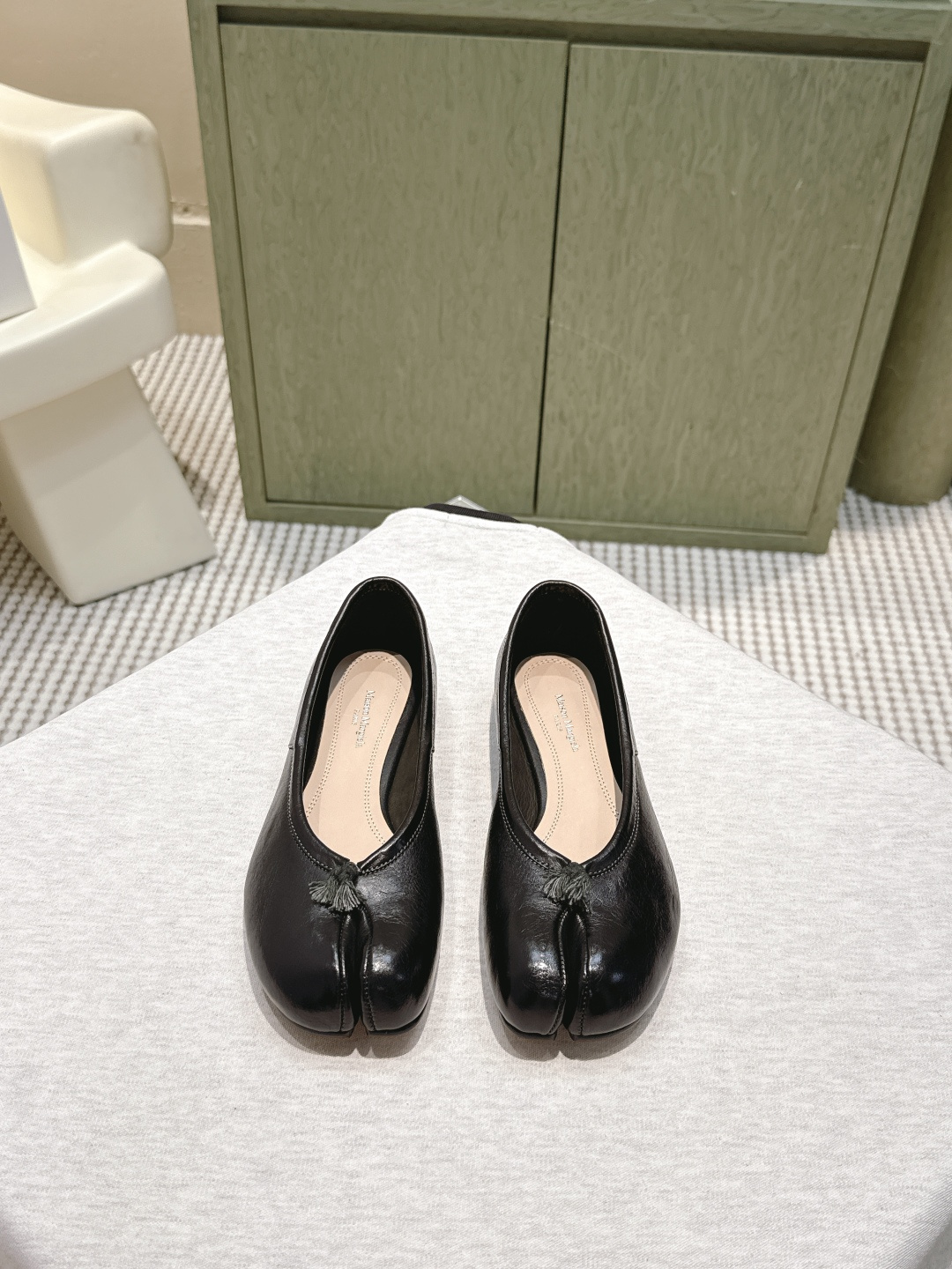 NO:558678,Dongguan purchasing agent Maison Margiela MM6 Margiela 25ss new style heavy-duty horsehide washed split-toe shoes Tabi split-toe shoes ballet shoes original molded double-layer genuine leather soles original lasted shoes are very generous and can be easily matched with various styles The gospel of short legs The upper body instantly becomes longer legs The upper body is not constrained by conventions, and you can be yourself as you like ~ Fried chicken on the feet is soft and comfortable Uppers are imported horsehide washing process  Original sheepskin lining, original Italian double-layer genuine leather outsole, size: 35-41 (40 41 customized, non-returnable), split-toe shoes, masion margiela, masion margiela, sheepskin19860909东莞代购级 Maison Margiela MM6马吉拉 25ss新款 重工马皮水洗 分趾鞋 Tabi分趾鞋 芭蕾舞鞋 原版开模双层真皮鞋底 原版套楦鞋型很大方 搭配各种风格都 轻松驾驭 小短腿的福音 上身瞬间秒变大长腿 上脚不被常规所拘束,随心所欲做自己～上脚炒鸡柔软舒适 鞋面进口马皮水洗工艺 内里原版羊皮 大底原版意大利双层真皮底跟 Size: 35-41（40 41 定制不退换）,分趾鞋,masion margiela,masion margiela,sheepskin,Women's Shoes