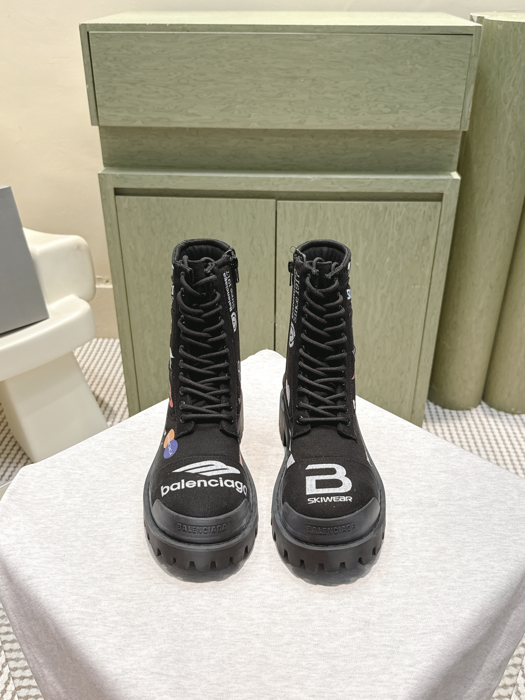 NO:558675,Purchasing agent Balenciaga 25ss STOMPER short boots, original development, outsole molding, antique workwear lace-up boots, round-toe naked boots with side zipper thick men's soles, zigzag original foam outsole, original fabric fabric, foot padding cowhide, lining cowhide, full package size: 39-46, boots, balenciaga, balenciaga, tom ford, boots, cowhide19860909代购级 Balenciaga巴黎世家25ss STOMPER短靴,购入原版开发,大底开模,仿古做旧工艺效果工装系带靴,圆头裸靴侧拉链厚男士底靴,锯齿性原版发泡大底,面料原版织布,垫脚牛皮,里布牛皮,全套包装码数Size : 39-46,靴子,balenciaga,balenciaga,tom ford,boots,cowhide,Women's Shoes