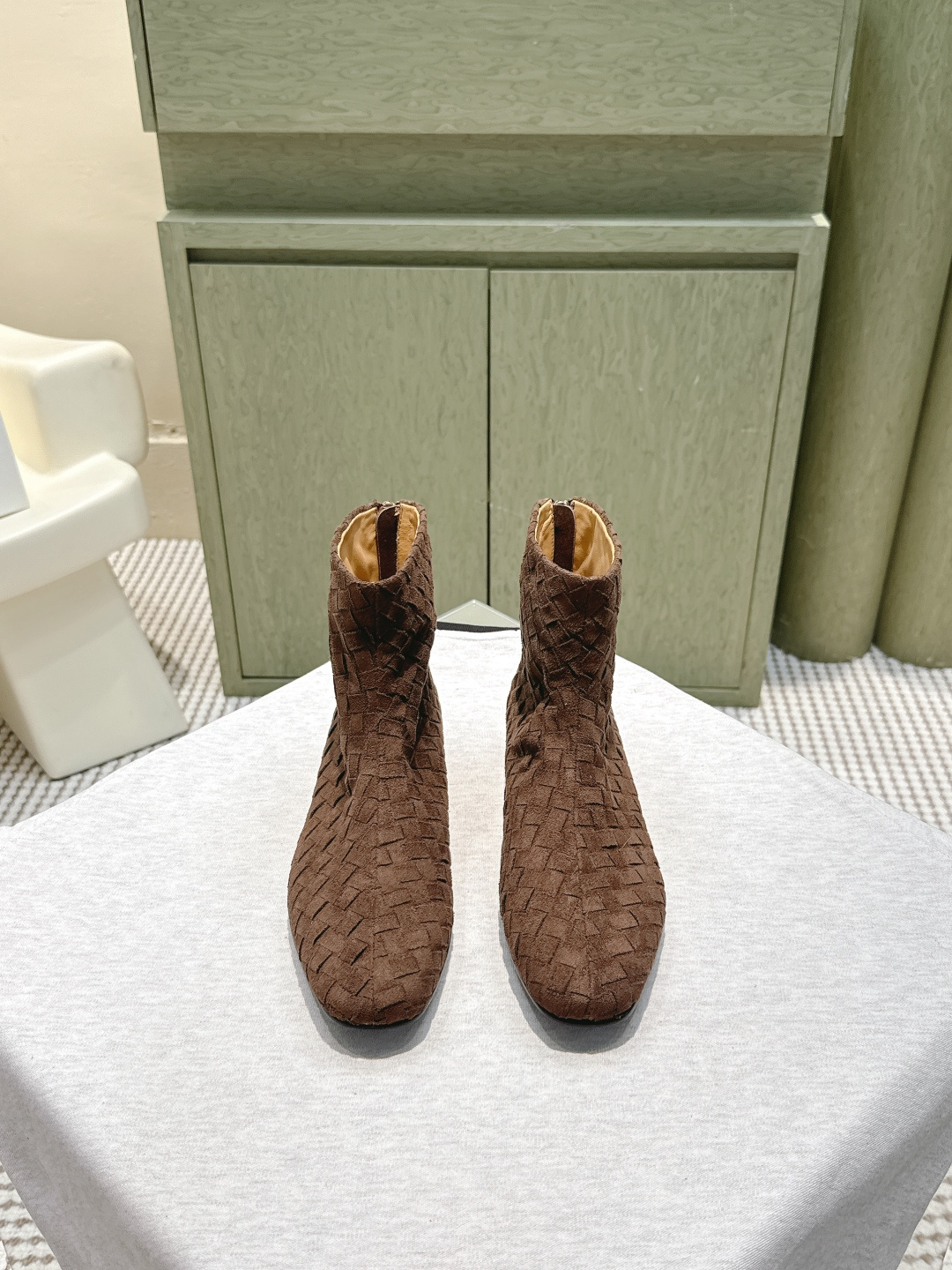 NO:559048,Purchasing agent level The Row's new 2025 autumn and winter hand-woven flat short boots outline a silent sense of luxury with a minimalist attitude and become a tacit understanding for those who understand texture. The round toe design is a gentle footnote and suitable for every foot type. The short boot shaft neatly wraps the ankle and the line extends from the toe to the boot collar. There is no unnecessary decoration but a sculptural silhouette - this is The Row's signature aesthetic. It is a 'universal match' in the wardrobe. Water-dyed cowhide lining  Injection-molded leather outsole, size 35-39 (40.41 customized), boots, cowhide, Leather soles19860909代购级 The Row2025秋冬新款手工编织平底短靴 以极简之姿勾勒出静默的高级感 成为懂质感者的足下默契. 圆头设计是温柔的注脚 适合每种脚型 短靴筒利落包裹脚踝 线条从鞋头延伸至靴口 没有多余装饰却自带雕塑般的轮廓感—— 这正是The Row的标志性美学 它是衣橱里的“万能搭” 水染牛皮内里 大底注塑真皮大底 码数35-39（40.41 定制）,靴子,boots,cowhide,Leather soles,Women's Shoes