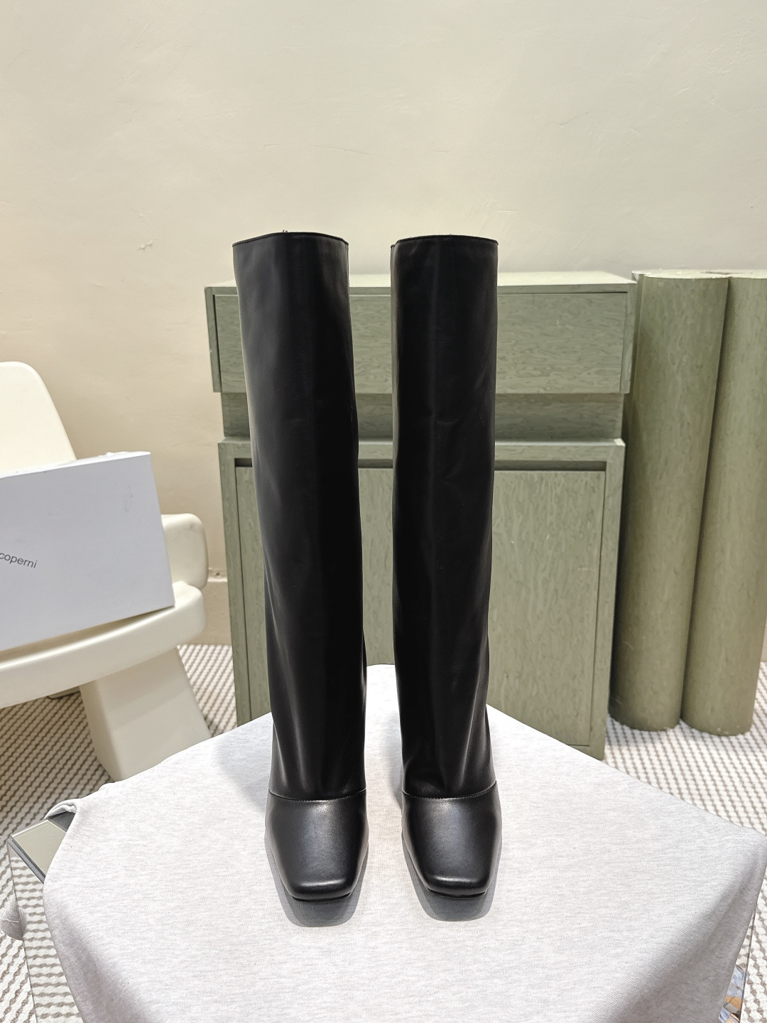 NO:559032,Purchasing agent coperni 25ss new autumn and winter special-shaped heel straight boots. This heel design has a unique style combined with a small square toe shape. It is high-end and fashionable!  Refined and unique designer style, it quickly swept the entire fashion circle with its unique shape. Imported calfskin, full screen texture, fine texture. The upper has very natural wrinkles. Master masters control the machine sewing. Exquisite lines. High-end feel. Brand logo printed on the boot shaft. Original custom cowhide for the upper. Cowhide for the foot pads. Heel height 9cm. Original outsole. Size 35-40 (40 is custom-made and non-refundable). Boots, boots, cowhide19860909代购级 coperni 25ss秋冬新款异形跟直筒靴 这款后跟设计独特风格结合小方头的造型 高端 时髦 ！ 脱俗别致的设计师风格 以独特的造型迅速席卷整个时尚圈 整进口小牛皮 满屏的质感 纹路细腻程度 鞋面做了很自然的皱褶 老师傅操控机器车线 线路精致 高级的feel 靴筒印花品牌标识 鞋面原版定制牛皮 内里垫脚牛皮 跟高9cm 大底原版大底 码数35-40（40订做不退换）,靴子,boots,cowhide,Women's Shoes