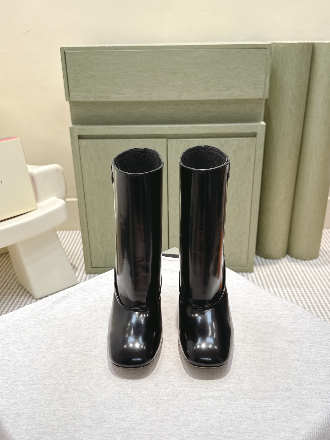 NO:559035,Purchasing agent Marni25s early autumn new top exclusive development version of beautiful thick heel knight boots is here!  Coming!  It’s really here!  In this double festival moment celebrated by the whole country, let's take a ride!  The exclusive version of the black swan is launched, and marni's new boots are available exclusively for sale!  !  It’s simply a visual sonata of new and old!  This pair of boots is by no means a simple reproduction of a classic, but another wonderful interpretation of Marni's iconic 'twisted elegance'. Using highly tensile materials, sculptural heels and unconventional proportions, retro elements are deconstructed and reorganized to compose a contemporary, artistic fashion movement. The fusion of eccentric aesthetics and high fashion!  Marni's core style - a carefully planned 'imperfection' and 'clumsy elegance' is vividly reflected in this pair of boots. The overall design is retro-futuristic, and the retro luster of the open-edge beaded cowhide strongly contrasts with the sculptural geometric shape of the heel. It is like a prop from a 1960s science fiction movie, which is both nostalgic and forward-looking. A walking wearable art!  Every detail has been carefully considered, but the whole thing presents a sense of casual creation. It is not only an embellishment on the feet, but also the visual focus of the overall shape, demonstrating the wearer's extraordinary artistic taste. Marni's new open-edge beaded cowhide thick-heeled long short boots are a piece 'born to make a statement.'  A masterpiece. Through top materials, sculptural shapes and quirky details, it perfectly blends retro elegance and modern artistic sense. It does not pursue mediocre versatility, but is committed to becoming the highlight point in your style, confidently declaring the wearer's bold views on beauty and a fashion stance that does not follow the trend. Material: open edge beaded cowhide, lining cowhide, outsole imported from Italy, genuine leather outsole  Shoe sizes 35-39/40 are customized and non-returnable, boots, marni, boots, cowhide, Leather soles19860909代购级 Marni25s早秋新款 顶级独家开发版本 绝美粗跟骑士靴 来了！来啦！真的来了！在这个举国欢庆的双节时刻,我们搭个顺风车！重磅推出黑天鹅独家版本专属发售marni新款长靴上新啦！！ 简直就是一场新与旧的视觉奏鸣曲！这双靴子绝非对经典的简单复刻,而是Marni标志性“扭曲的优雅”的又一次精彩演绎.用极具张力的材质、雕塑感的鞋跟和非常规的比例,将复古元素解构重组,谱写了一首属于当代的、充满艺术感的时尚乐章. 怪诞美学与高级时装的融合！Marni的核心风格——一种精心策划的“不完美”与“笨拙的优雅”在这双靴子上体现得淋漓尽致.整体采用复古未来主义,开边珠牛皮自带的复古光泽与鞋跟采用的雕塑感几何形态形成强烈对比,仿佛一件从60年代科幻电影中走出的道具,既怀旧又前瞻. 行走的可穿戴的艺术品！每一处细节都经过深思熟虑,整体却呈现出一种随性的创作感.不仅是足下点缀,更是整体造型的视觉重心,彰显着穿着者不凡的艺术品味. Marni新款开边珠牛皮粗跟长短靴,是一件 “为宣言而生” 的杰作.通过顶级材质、雕塑形态和怪趣细节,将复古的优雅与现代的艺术感完美熔于一炉.不追求平庸的百搭,而是致力于成为你造型中的高光点,自信地宣告着穿着者对于美的大胆见解与不随波逐流的时尚立场. 材质开边珠牛皮 内里牛里 大底意大利进口真皮大底 鞋码35-39/40定制不退换,靴子,marni,boots,cowhide,Leather soles,Women's Shoes