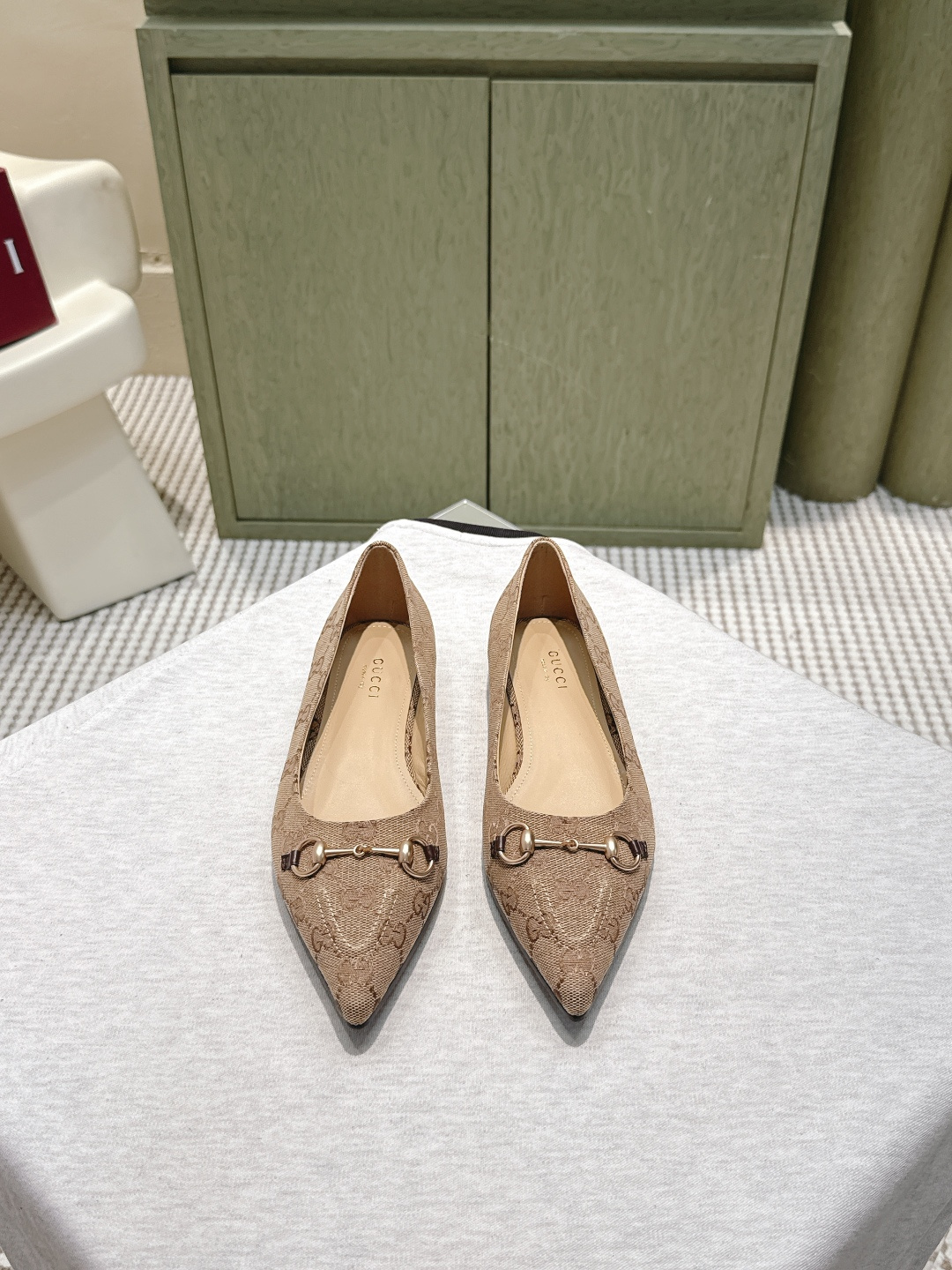 NO:559046,Purchasing agent level 25s early spring new arrival～Gucci spring and summer pointed toe shoes, they are so brilliant!  Fashionable, sexy and comfortable, it has full emotional value that beautiful summer shoes can give. The shape of the shoes is also very cute and beautiful!  The upper is made of imported calfskin, sheepskin lining, and genuine leather outsole!  size 35-39 (customized at 40.41.42) High flat bottom, full set of counter packaging at the same time!  ,sandals,gucci,sandals,cowhide,sheepskin,Leather soles19860909代购级 25s早春新品 new arrival～Gucci春夏尖头单鞋,也太出彩了！时尚性感舒适,拉满了夏日美鞋能给的满分情绪价值.鞋的造型也很乖巧好看呀！ 鞋面选用进口小牛皮,羊皮内里,真皮大底！ size 35-39（40.41.42订做） 高度平底 全套专柜同步包装！,凉鞋单鞋,gucci,sandals,cowhide,sheepskin,Leather soles,Women's Shoes