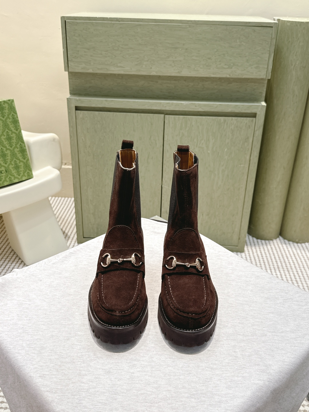 NO:559031,Purchasing agent level Gucci Gucci 25ss autumn and winter new classic horsebit short boots. Purchasing agent level. Comfortable and versatile. The main series is finally available. The products are worth looking forward to!  The original classic creates a new design with a high-end feel!  A favorite among bloggers at home and abroad, it is retro and fashionable, easy to wear and looks great on your feet!  Cowhide upper, sheepskin lining, genuine leather outsole, size 35-40 (size 40 is custom-made, non-returnable and non-exchangeable), boots, gucci, gucci, boots, cowhide, sheepskin, Leather soles19860909代购级 Gucci古驰25ss秋冬新品经典马衔扣短靴 代购级别 舒适百搭 主打系列终于面世,狠货值得期待！原有的经典创造新设计 高级感十足！国内外博主刷爆的一款,复古又时髦 穿搭简便 上脚美炸了！ 鞋面牛皮 内里羊皮 大底真皮大底 码数35-40（40码定做不退不换）,靴子,gucci,gucci,boots,cowhide,sheepskin,Leather soles,Women's Shoes