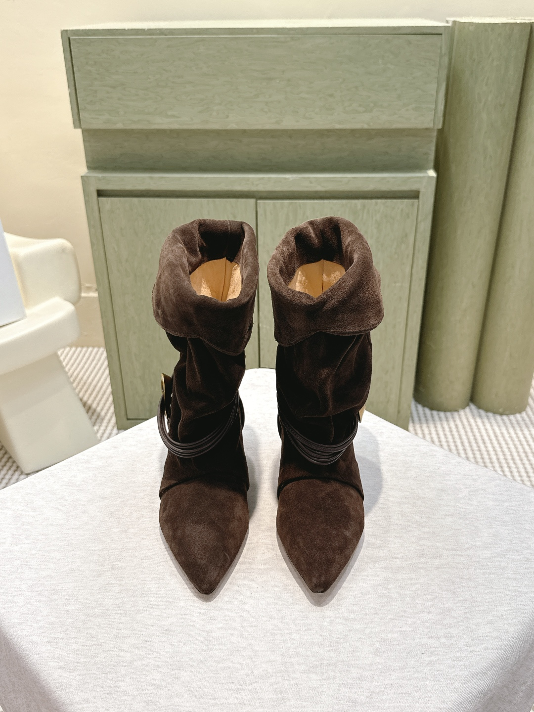 NO:559033,Purchasing agent level Isabel Marant autumn and winter catwalk style boots. Boots that can be worn all year round are here. A pair of retro boots. Simple retro design, the key is to be 100% comfortable. They can be used for shopping and will never become a display in the shoe cabinet. Must-have boots for cool girls. The boots are loose and the legs are slim. They are not awkward to match. They are fashionable and versatile. The upper material is high-silk cowhide, and the lining is cowhide. The leather outsole imported from Italy.  Heel height 5.5CM, size 35-41 (40 41 customized), boots, cowhide, Leather soles19860909代购级 伊莎贝尔Isabel Marant秋冬走秀款堆堆靴 一年四季都可以穿的靴子来了,一双封神的复古靴 简约复古设计,关键是舒适百分  逛街日常都可,绝不会成为鞋柜里的摆设. 酷女孩必备靴 靴筒宽松 超显腿细,搭配毫无鸭梨 时髦又百搭ins   鞋面材质为高丝光牛猄,内里牛皮里  意大利进口真皮大底  跟高5.5CM码数35-41（40 41定制）,靴子,boots,cowhide,Leather soles,Women's Shoes