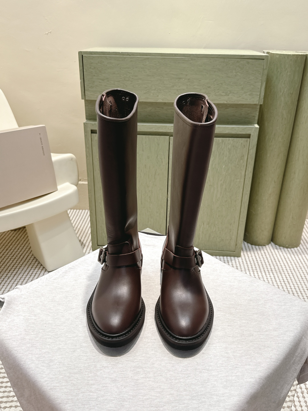 NO:559036,Purchasing agent Golden Goose2025ss mid-calf Chelsea boots, please look for the higher version. This boot is unique in design, with straps and belt elements as highlights. Not only can the boots fit firmly on the foot, but the tightness can also be adjusted at will. In terms of details, the brand's iconic old hardware runs throughout, cleverly creating a retro wear effect, highlighting your personality and attitude, and matching with thick toothed rubber soles. It not only ensures the comfort of wearing, but also strengthens the overall sense of fashion and visibility. High boots are undoubtedly a fashion item not to be missed this season. They will add a unique charm to fashion lovers' outfits and lead a new round of fashion. Boot height. The upper layer of cowhide is aged and rubbed. The lining is imported water-dyed cowhide. The sole is original genuine leather. Size 35-40 (40 customization is non-returnable and non-exchangeable), boots, cowhide19860909代购级 Golden Goose2025ss切尔西靴中筒靴 请认准高版本 这款靴子在设计上独具匠心 以绑带与皮带元素作为亮点 不仅能将靴子稳固贴合于足部 更可随心调节松紧 在细节处理上 品牌标志性的做旧五金件贯穿始终 巧妙营造出复古磨损效果,彰显个性态度搭配厚实的齿状橡胶鞋底 既保证了穿着的舒适度,又强化了整体的时尚感与辦识度高筒靴无疑是本季不容错过的时尚单品,它将为时尚爱好者们的穿搭增添别样魅力,引领新一轮的潮流风尚 靴筒高度 鞋面头层牛皮做旧擦色处理 内里进口水染牛皮 鞋底原版真皮 尺码35-40(40定制不退不换),靴子,boots,cowhide,Women's Shoes
