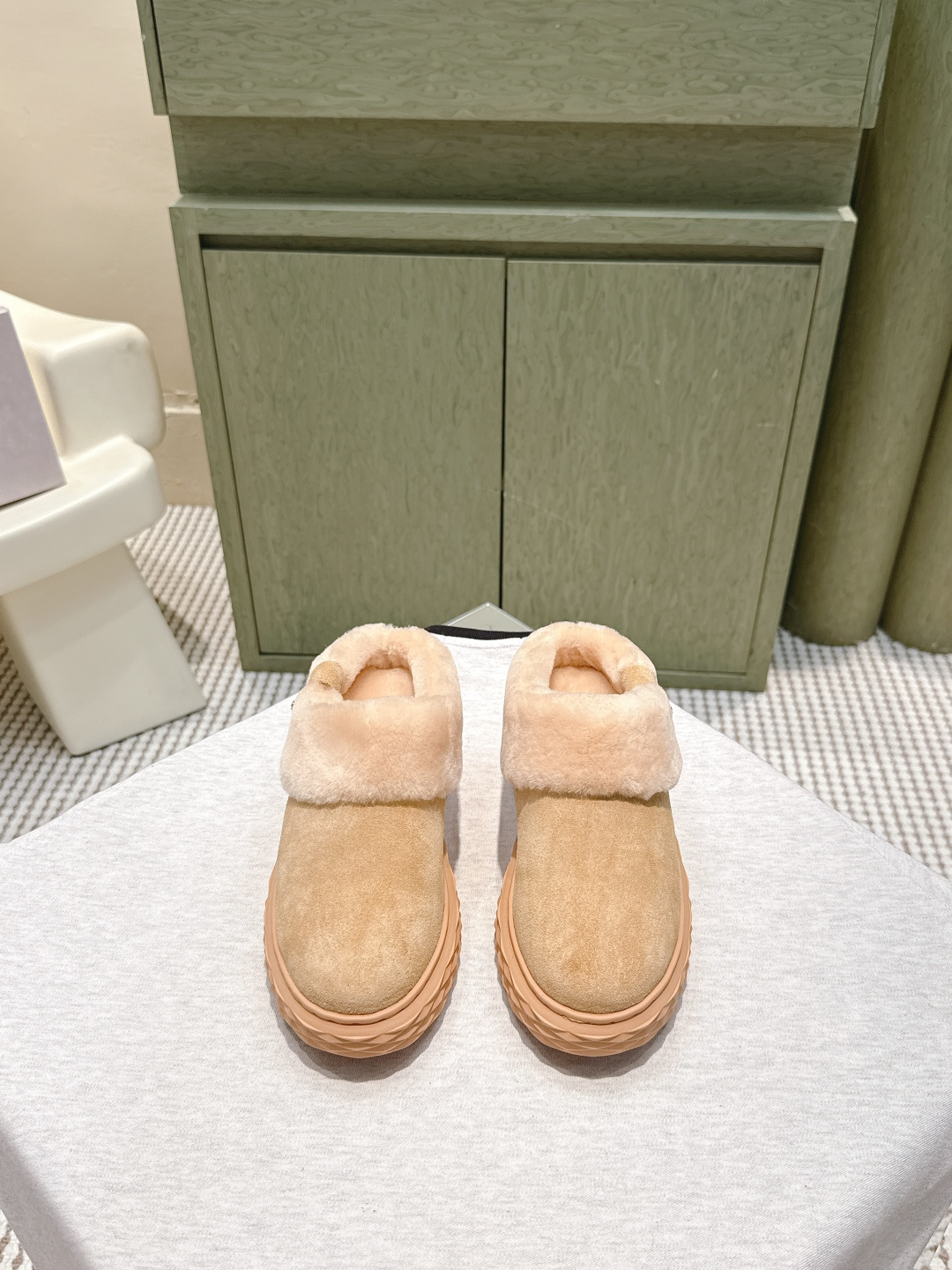 NO:559028,Purchasing agent Jimmychoo 2025s new thick-soled wedge-heeled slippers for autumn and winter. This slipper adopts a fur-integrated design, with soft leather uppers, thick plush lining, and perfect warmth retention. The rubber soles are non-slip and are suitable for indoor or short outings in autumn and winter. They are versatile for various home styles and meet the needs of different foot types. Paired with sweaters and casual pants, you can easily create a warm home atmosphere and are one of the must-have items for autumn and winter. Size  35-41 (customized at 40.41), snow boots, jimmy choo, boots, slippers, sweaters19860909代购级 Jimmychoo周仰杰2025s秋冬新款厚底坡跟毛拖 这款拖鞋采用皮毛一体设计,鞋面柔软皮革,内里厚实毛绒,保暖力满分.橡胶鞋底防滑,秋冬室内或短途外出都很适合.百搭各种家居风格.满足不同脚型需求.搭配毛衣、休闲裤,轻松打造温暖居家氛围,是秋冬必备单品之一计. Size 35-41（40.41订做）,雪地靴,jimmy choo,boots,slippers,sweaters,Women's Shoes