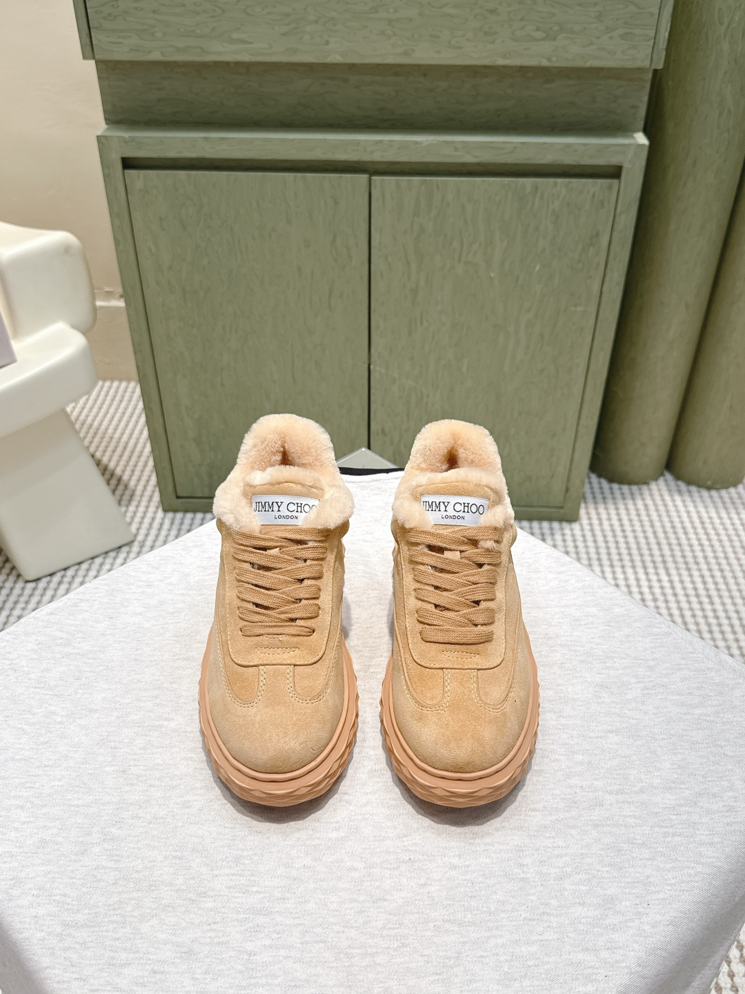 NO:559029,Purchasing-grade Jimmychoo 2025s new thick-soled wedge casual shoes for autumn and winter. This slipper adopts a fur-integrated design, with a soft leather upper, thick plush lining, and perfect warmth retention. The rubber sole is non-slip and is suitable for indoor or short outings in autumn and winter. It is versatile for various home styles and meets the needs of different foot types. Paired with sweaters and casual pants, it can easily create a warm home atmosphere. It is one of the must-have items for autumn and winter. Size  35-41 (customized at 40.41), snow boots, jimmy choo, boots, slippers, sweaters19860909代购级 Jimmychoo周仰杰2025s秋冬新款厚底坡跟休闲鞋 这款拖鞋采用皮毛一体设计,鞋面柔软皮革,内里厚实毛绒,保暖力满分.橡胶鞋底防滑,秋冬室内或短途外出都很适合.百搭各种家居风格.满足不同脚型需求.搭配毛衣、休闲裤,轻松打造温暖居家氛围,是秋冬必备单品之一计. Size 35-41（40.41订做）,雪地靴,jimmy choo,boots,slippers,sweaters,Women's Shoes