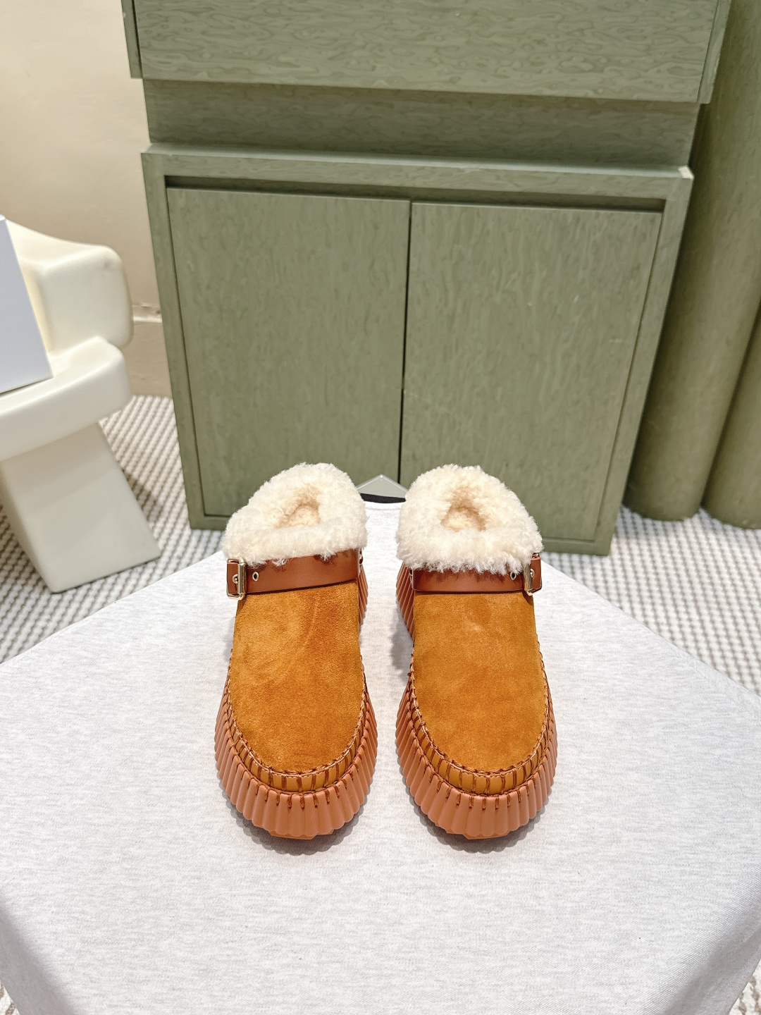 NO:559030,Purchasing agent Chloe25s Autumn and Winter Nama popular thick-soled fur shoes. Cowhide + soft plush, super atmospheric in autumn and winter! The thick soles lengthen the legs, are light and not tiring, and are OK for commuting and leisure. The upper has woven details + contrasting stitching, which combines French elegance and modernity. They go well with jeans or skirts. The soles are foamed, wear-resistant and comfortable, practical and fashionable. They are a must-have and versatile item in autumn and winter! Size  35-41 (customized at 40.41), snow boots, chloe, loewe, boots, skirts, jeans, cowhide19860909代购级 Chloe25s秋冬Nama爆款厚底毛毛鞋 牛皮+柔软毛绒,秋冬穿超有氛围感! 厚底拉长腿型,轻盈不累脚,通勤休闲都OK.鞋面编织细节+撞色缝线,法式优雅和现代感兼具,搭牛仔裤或裙装都很出彩~鞋底橡胶发泡,耐磨又舒适,实用又时髦,是秋冬必入的百搭单品! Size 35-41（40.41订做）,雪地靴,chloe,loewe,boots,skirts,jeans,cowhide,Women's Shoes