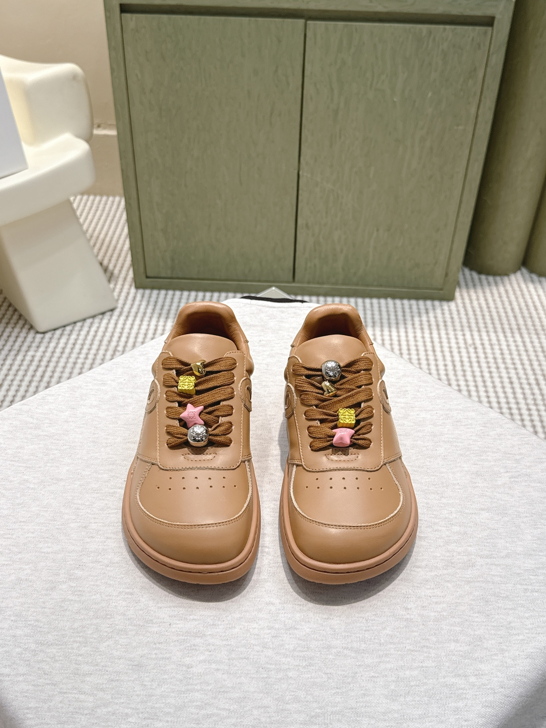 NO:560385,Purchasing agent for men's LOEWE 25ss autumn and winter couple style new Jambo sneakers with straps, retro British style white casual shoes, high quality in the market, original purchase and development, detail processing in place. This will be the first explosive version to detonate early autumn, worth owning. Unique fashion trend leading style, highly recommended to stock up. The shoe style is great, the leather is soft and comfortable, very comfortable on the feet and easy to match. The upper is imported first-layer cowhide  Sheepskin lining, outsole ZP one-to-one molded outsole Size: 35-41 (customized at 40.41) 39-45 (customized at 46), casual shoes/sports shoes, loewe, loewe, sneakers, cowhide, sheepskin19860909代购级男 LOEWE 罗意威 25ss秋冬 情侣款 新款Jambo板鞋绑带复古英伦风小白鞋休闲鞋 市场高品质 原版购入开发,细节处理到位.这将是引爆早秋的第一款爆版,值得拥有.独具时尚潮流领先风格,强烈推荐备货入手 鞋型韵味超赞,皮质柔软舒适度极高,上脚非常舒服而且又好搭配 鞋面进口头层牛皮 内里羊皮内里 大底ZP一比一开模大底 尺码: 35-41(40.41定做)39-45（46定做）,休闲鞋/运动鞋,loewe,loewe,sneakers,cowhide,sheepskin,Women's Shoes