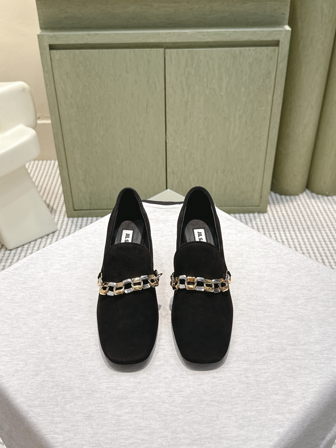 NO:560375,Purchasing agent Givenchy Zhang Ruonan's same style Sliced ​​Square square toe loafers and flat shoes. Cut square toe, relaxed and elegant temperament. Taking into account style and extreme comfort, the elastic band is embellished with the 'GIVENCHYPARIS' logo, full of personality. Paired with skirts, trousers and casual trousers, the elegance of ballet shoes in different styles is perfectly presented, and the photos are beyond photos!  The upper is made of original imported patent leather/mirror cowhide, the lining is sheepskin, and the Italian grade A leather outsole is Size 35-41 (40.41 custom-made and non-returnable), single shoes, givenchy, givenchy, loafers, flats, skirts, cowhide, sheepskin, Leather soles19860909代购级 Givenchy纪梵希章若楠同款Sliced Square方头乐福鞋平底鞋 裁切方头,轻松优雅气质.兼顾风格与极度舒适,弹性饰带缀”GIVENCHYPARIS“标识,个性十足. 搭配裙装西裤休闲裤,完美呈现不同风格下芭蕾舞鞋的优雅气质,拍照超出片！ 鞋面采用原版进口牛漆皮/镜面牛皮,内里垫脚羊皮,意大利A级真皮大底 Size35-41（40.41定做不退换）,单鞋,givenchy,givenchy,loafers,flats,skirts,cowhide,sheepskin,Leather soles,Women's Shoes
