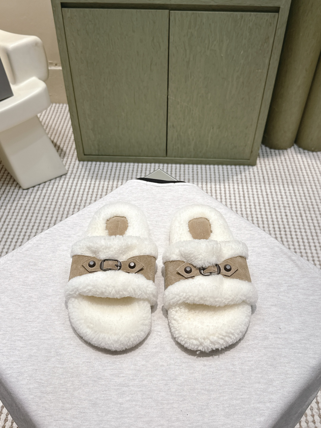 NO:560365,Purchasing agent Balenciaga 25FW wool slippers and cotton shoes, please look for the higher version. This boot is unique in design, with straps and belt elements as highlights. Not only can the boots fit firmly on the foot, but the tightness can also be adjusted at will. In terms of detail processing, the brand's iconic old hardware runs throughout, cleverly creating a retro wear effect and highlighting individual attitude. It is paired with thick toothed rubber soles. It not only ensures the comfort of wearing, but also strengthens the overall sense of fashion and style. It is undoubtedly a fashion item not to be missed this season. It will add a unique charm to the outfits of fashion lovers and lead a new round of fashion. Boot height. Nubuck leather upper. Wool lining. High flat heel. Original outsole. Size 35-40 (40) Customized (non-returnable), furry shoes and slippers, balenciaga, balenciaga, boots, slippers19860909代购级 Balenciaga巴黎世家25FW毛拖鞋棉鞋请认准高版本 这款靴子在设计上独具匠心 以绑带与皮带元素作为亮点 不仅能将靴子稳固贴合于足部 更可随心调节松紧 在细节处理上 品牌标志性的做旧五金件贯穿始终 巧妙营造出复古磨损效果,彰显个性态度搭配厚实的齿状橡胶鞋底 既保证了穿着的舒适度,又强化了整体的时尚感与辦识度无疑是本季不容错过的时尚单品,它将为时尚爱好者们的穿搭增添别样魅力,引领新一轮的潮流风尚 靴筒高度 鞋面磨砂皮 内里羊毛 跟高平底 大底原版开模 Size35-40（40 定做不退换）,毛毛鞋拖鞋,balenciaga,balenciaga,boots,slippers,Women's Shoes