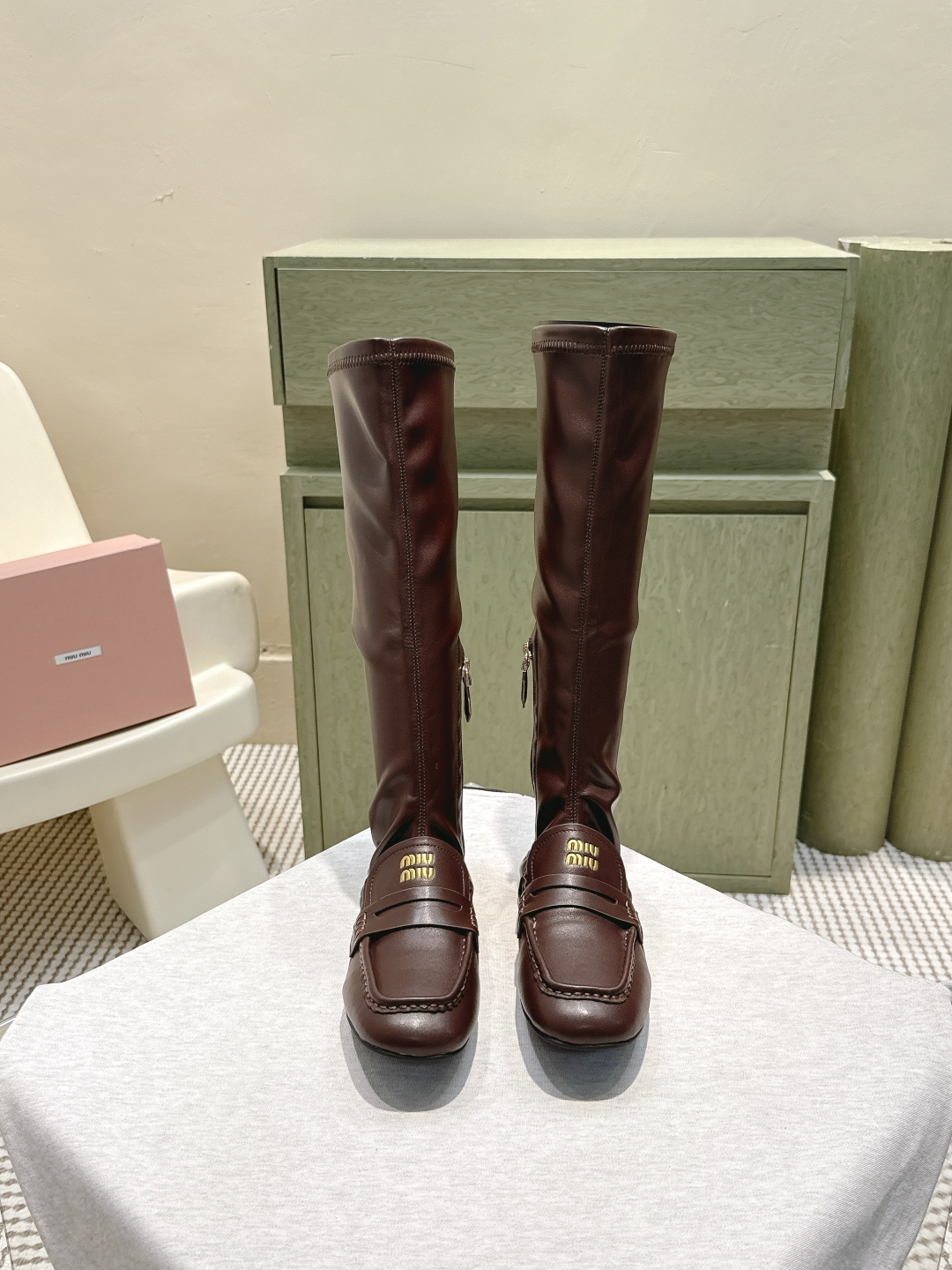 NO:560393,Purchasing agent level miumiu 25s new high-top loaf stitched stretch leather boots. Extremely slim. Bold splicing style design, future and classic collision. Reconstruction of casual gorgeousness. Full of vitality, art, fresh style and casual gorgeousness. This shoe is very comfortable on the feet and feels great. Boot elastic leather. Upper cowhide. Lining sheepskin. High flat sole. Original model size 35-40 (40)  Customized (non-refundable), boots, miumiu, loafers, boots, cowhide, sheepskin19860909代购级 miumiu谬谬25s新款高筒乐福拼接弹力靴皮靴 巨显瘦 大胆的拼接款式设计,未来感与经典碰撞 重构随性华美 充满活力、艺术、新鲜感风格随性的华美,这款鞋子上脚非常舒服,脚感很棒 靴筒弹力皮 鞋面牛皮 内里羊皮 跟高平底 大底原版开模 Size35-40（40 定做不退换）,靴子,miumiu,loafers,boots,cowhide,sheepskin,Women's Shoes