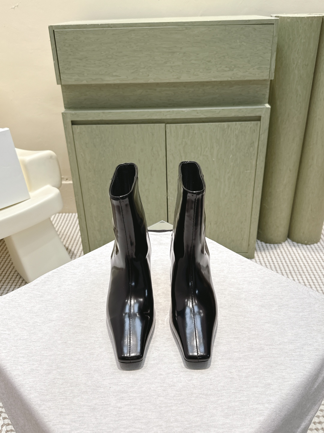 NO:560398,Purchasing agent khaite2025 new autumn and winter square toe cat heel boots fashionable short boots. The small square toe and kitten heel are very stylish. The boot opening has a slightly beveled design, which is novel and not monotonous!  Good-looking and easy to wear, I love it. The upper is beaded cowhide, the lining is sheepskin, the heel height is 3cm, the outsole is original cowhide, Size 35-40 (40 is custom-made, non-refundable), boots, boots, cowhide, sheepskin19860909代购级 khaite2025秋冬新款方头猫跟靴时尚短靴 小方头加小猫跟,很有腔调的 靴口有点斜切设计,新颖不单调！ 好看好看,也很好穿搭,爱了爱 鞋面开边珠牛皮 内里羊皮 跟高3cm 大底原版牛皮底 Size35-40（40 定做不退换）,靴子,boots,cowhide,sheepskin,Women's Shoes