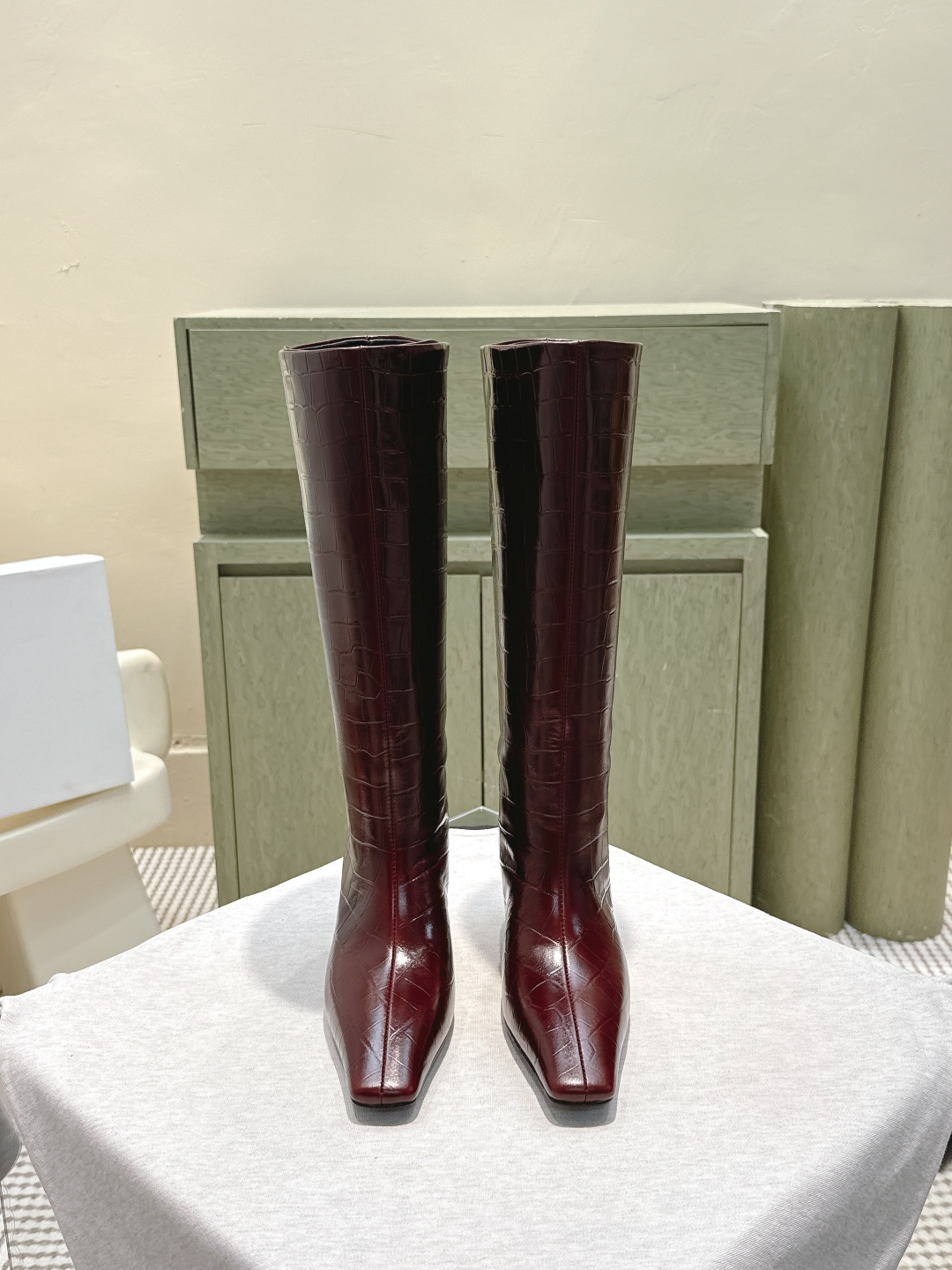 NO:560355,Purchasing agent khaite2025 autumn and winter new square toe cat heel boots fashionable high boots with small square toe and kitten heel, very stylish. The boot opening has a slightly beveled design, which is novel and not monotonous!  Good-looking and easy to wear, love it. Original cowhide upper, sheepskin lining, 3cm heel height, original cowhide outsole. Size 35-40 (40 is custom-made and non-refundable), boots, boots, cowhide, sheepskin19860909代购级 khaite2025秋冬新款方头猫跟靴时尚高筒靴 小方头加小猫跟,很有腔调的 靴口有点斜切设计,新颖不单调！ 好看好看,也很好穿搭,爱了爱 鞋面原版牛皮 内里羊皮 跟高3cm 大底原版牛皮底 Size35-40（40 定做不退换）,靴子,boots,cowhide,sheepskin,Women's Shoes